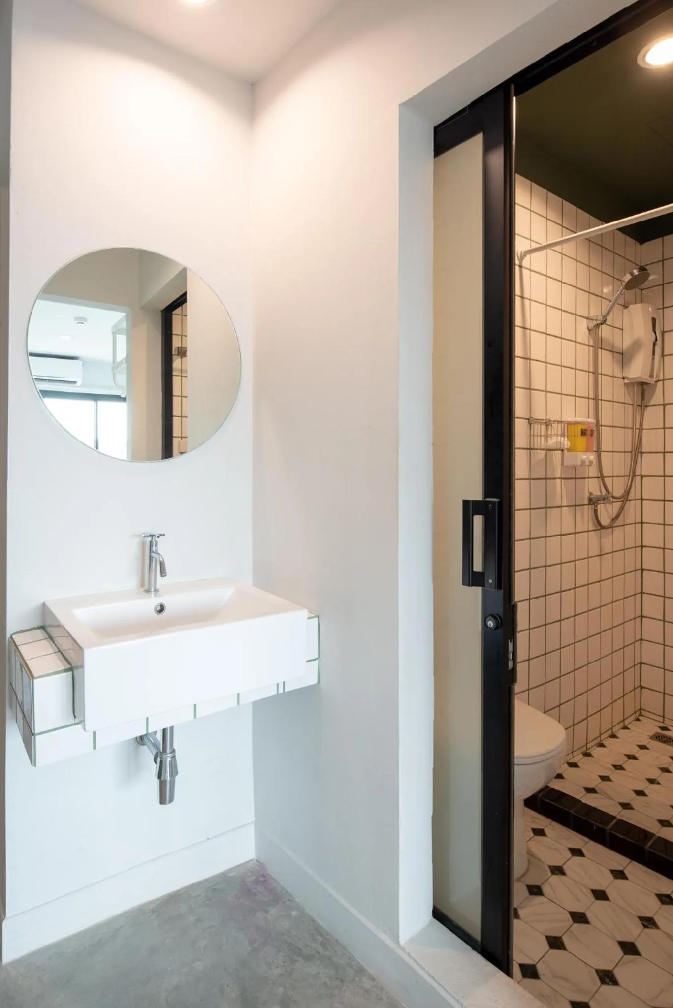 Shower in Yaks House Hostel