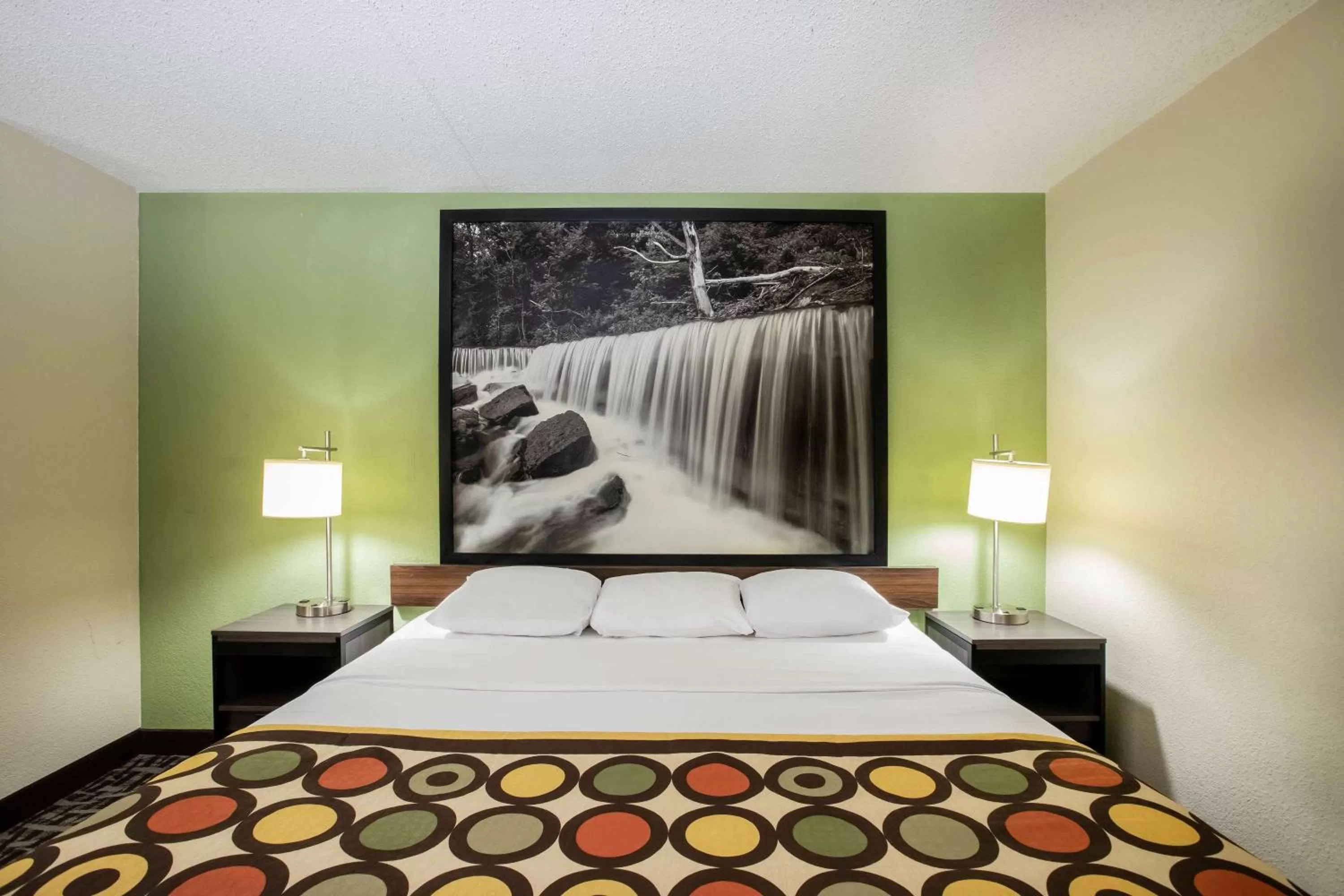 Photo of the whole room, Bed in Super 8 by Wyndham Wichita East