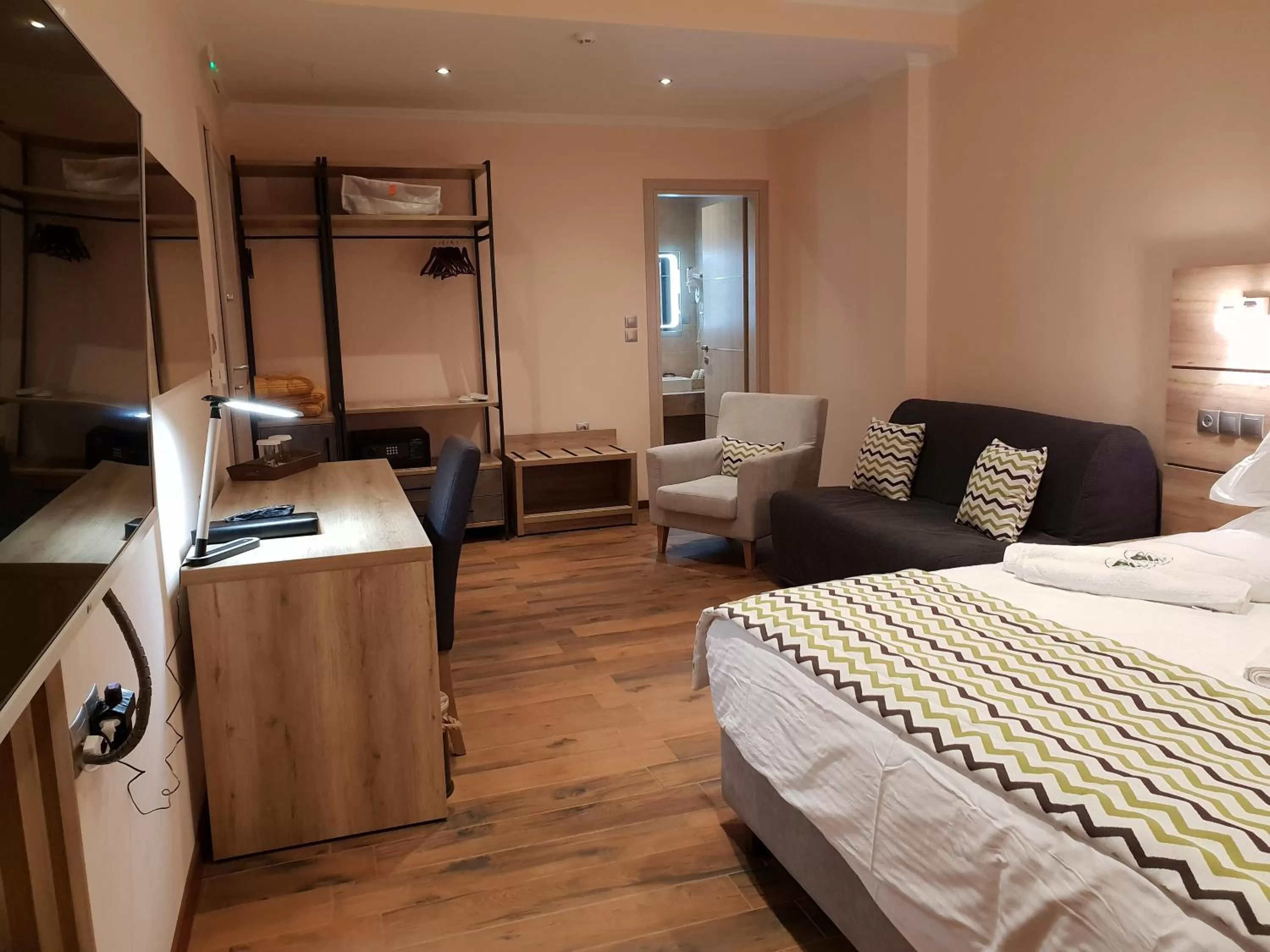 Photo of the whole room, Bed in Mondeus Inn Luxury