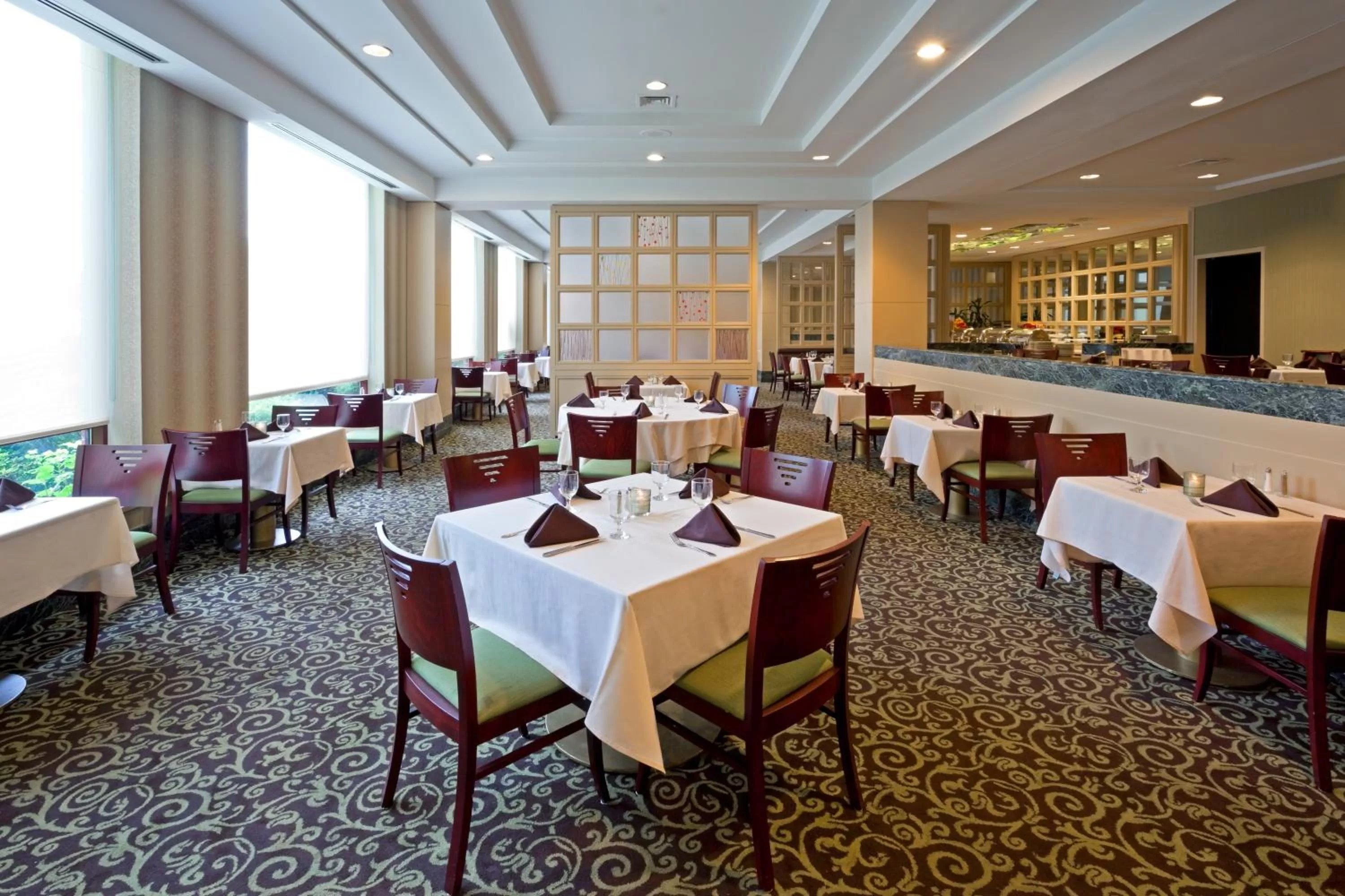 Restaurant/places to eat in DoubleTree by Hilton New York-LaGuardia