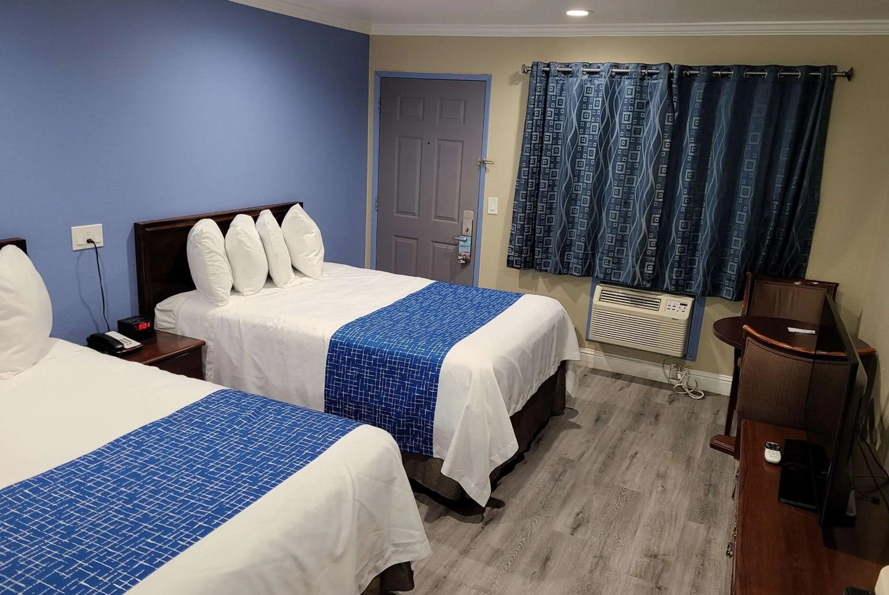 Photo of the whole room, Bed in Travelodge by Wyndham Clearlake