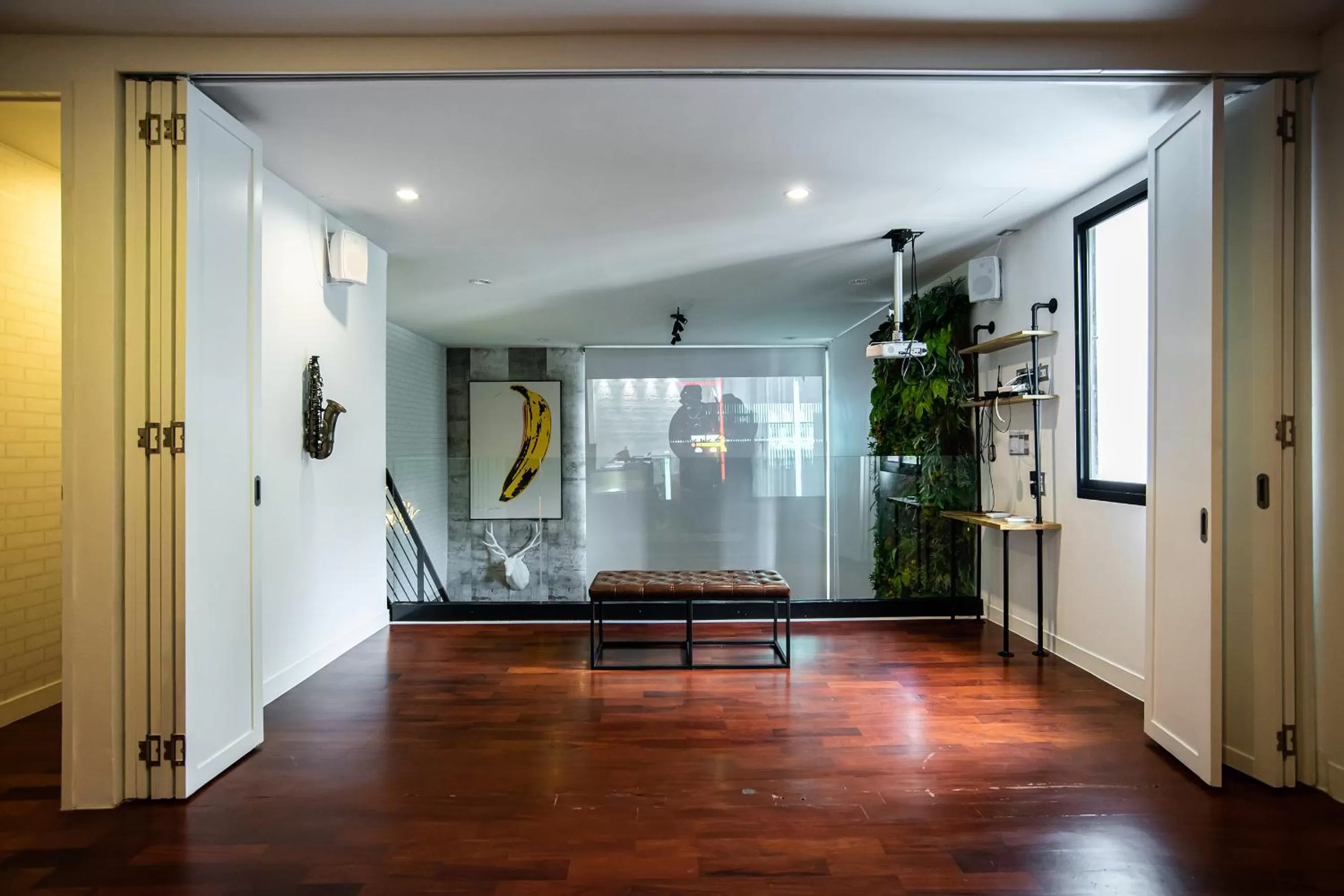 TV and multimedia in Benviar Tonson Residence