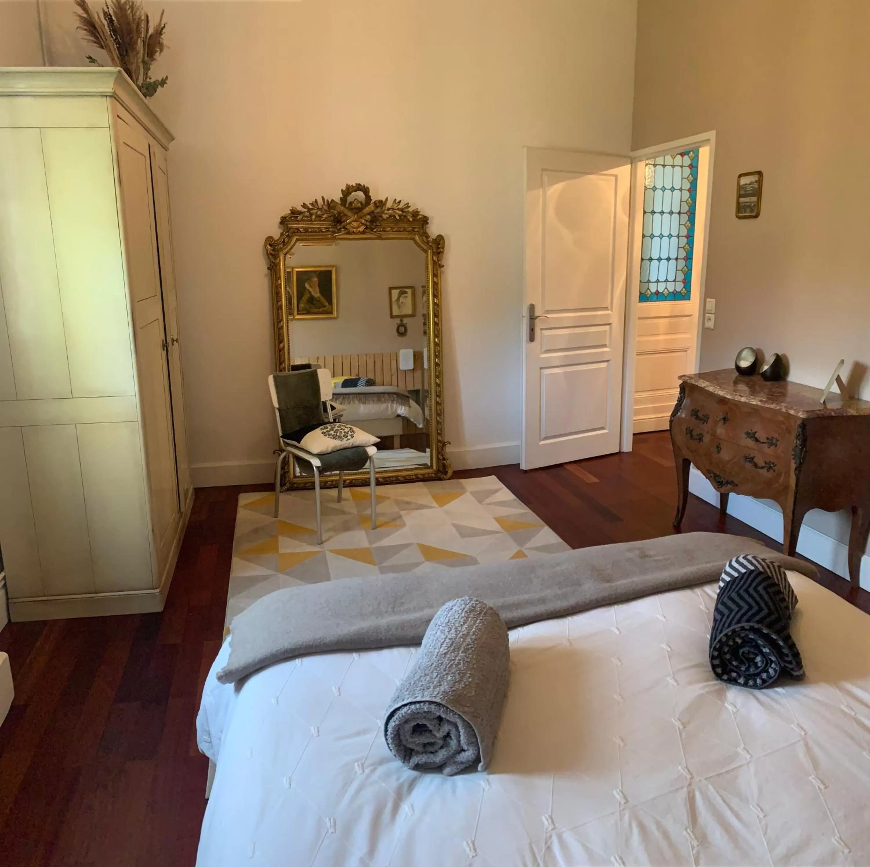 Bedroom, Seating Area in Suite privative Abella - Aile de maison bourgeoise