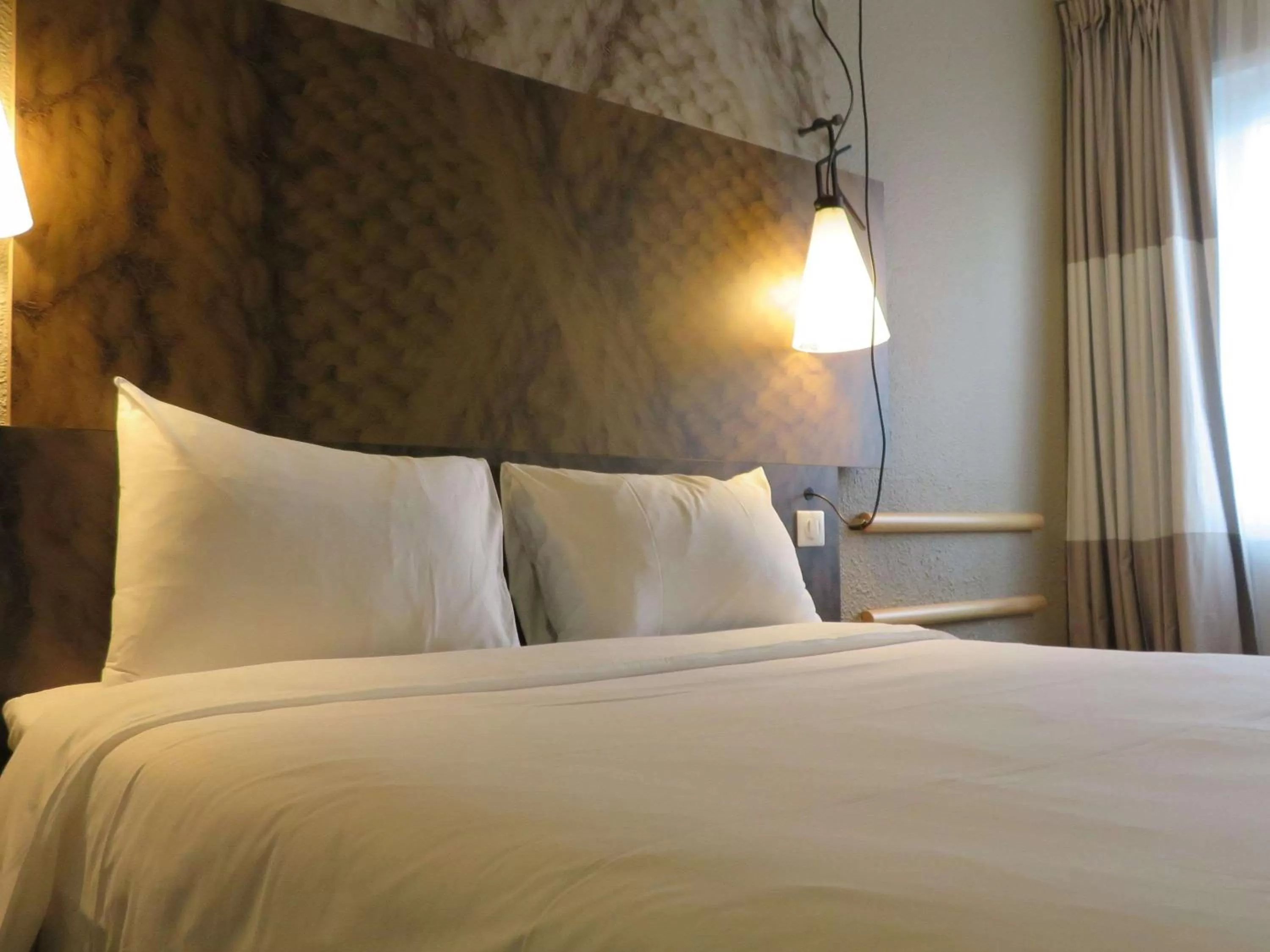 Photo of the whole room, Bed in ibis Melun