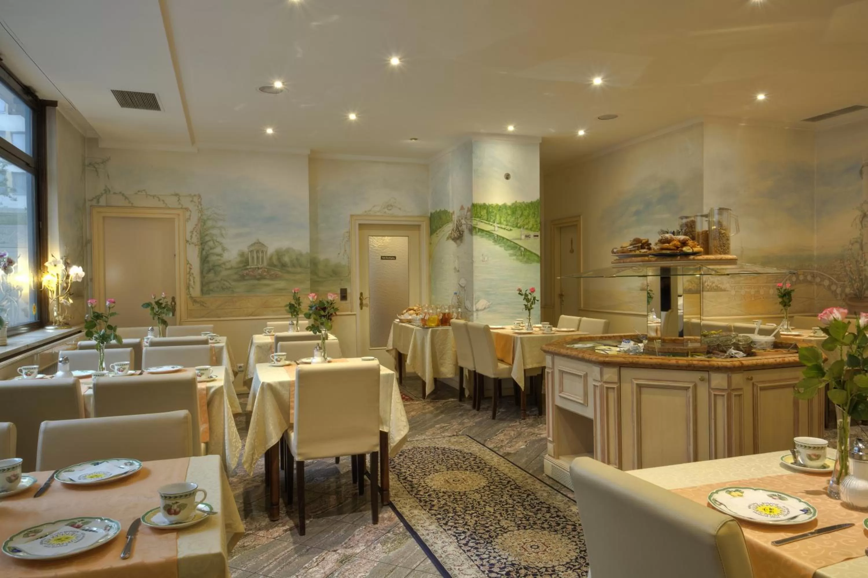 Restaurant/places to eat in Hotel Condor