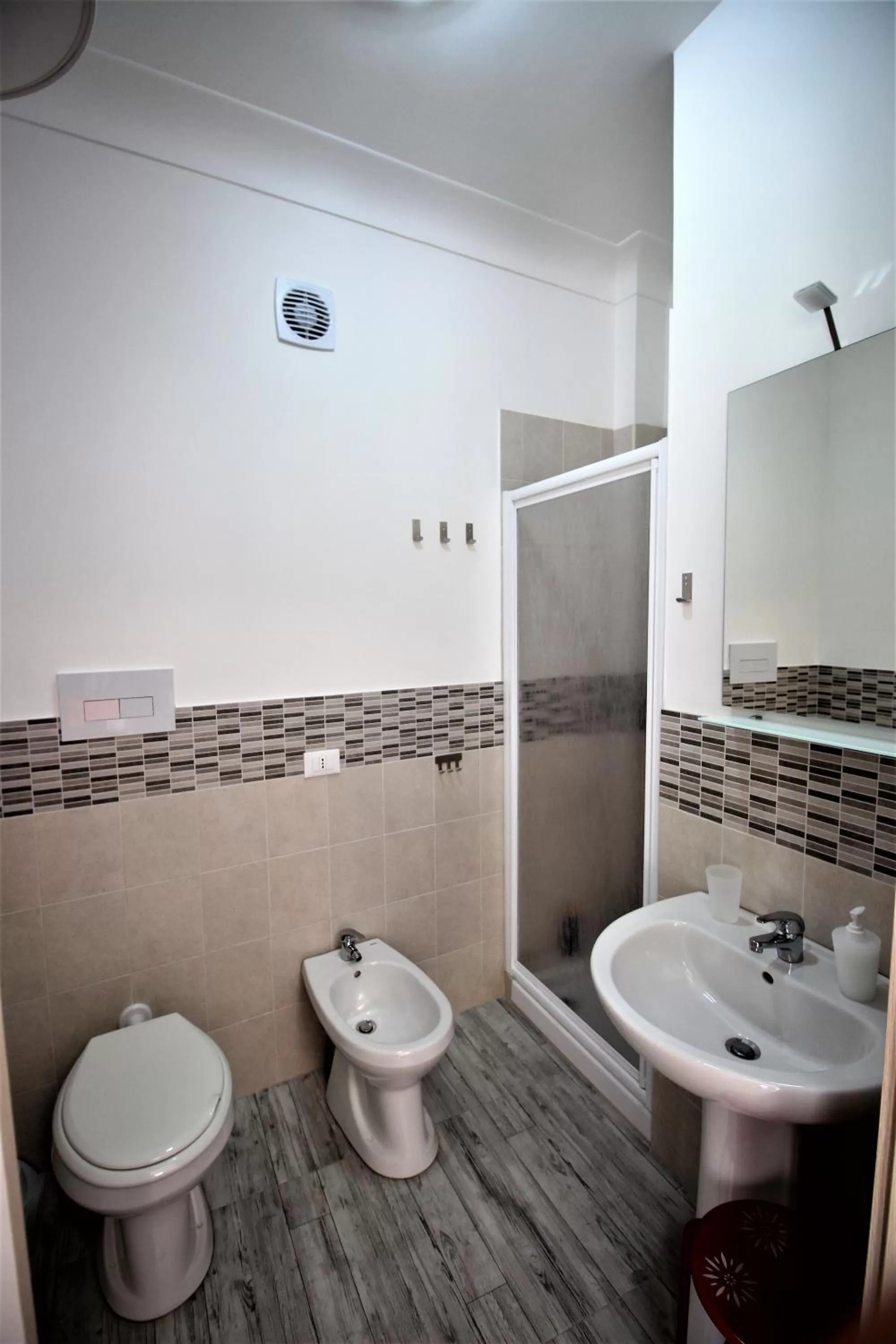 Shower in B&B Into Palermo Rooms vicino al teatro Massimo