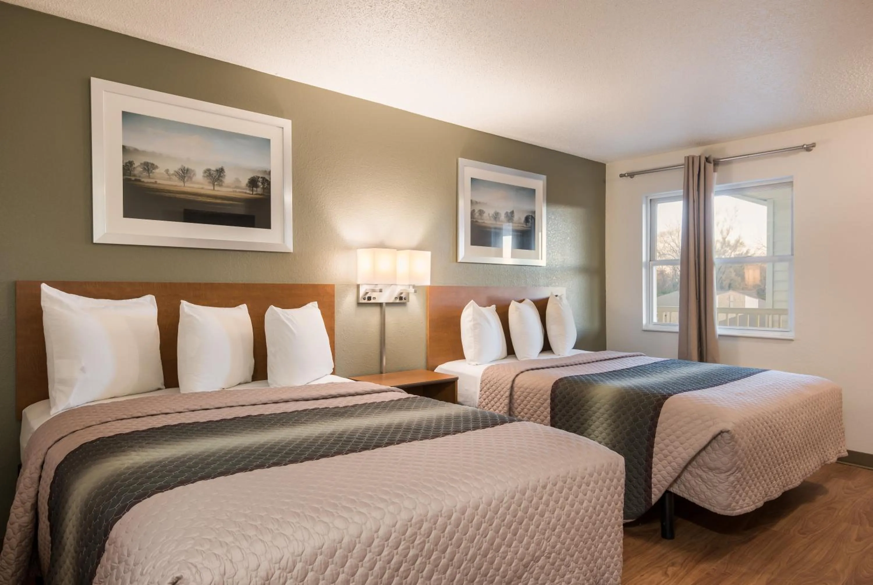 Photo of the whole room, Bed in HomeTowne Studios by Red Roof Kansas City - Independence