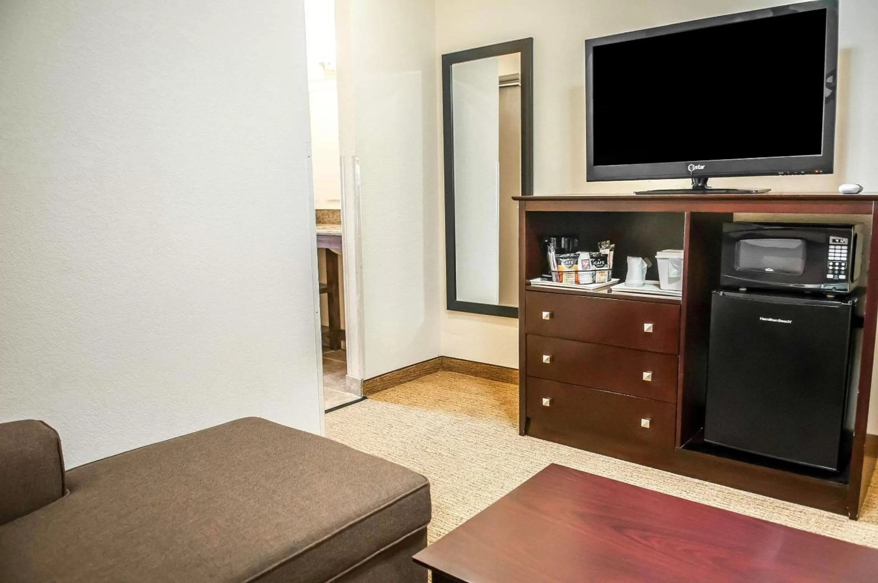 Photo of the whole room in Comfort Suites Albuquerque-North Journal Center