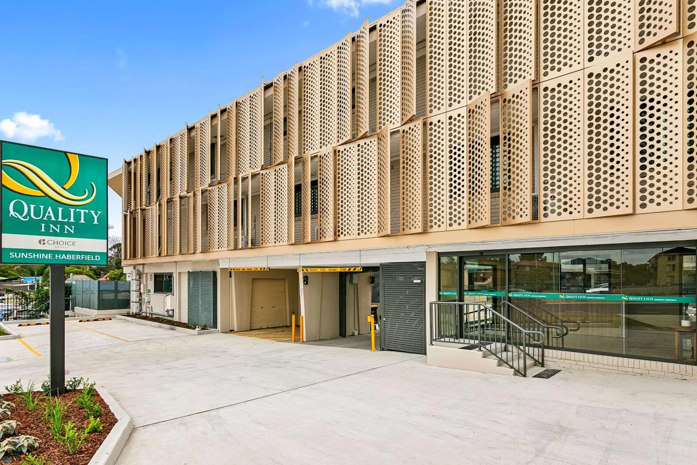 Property building in Quality Inn Sunshine Haberfield