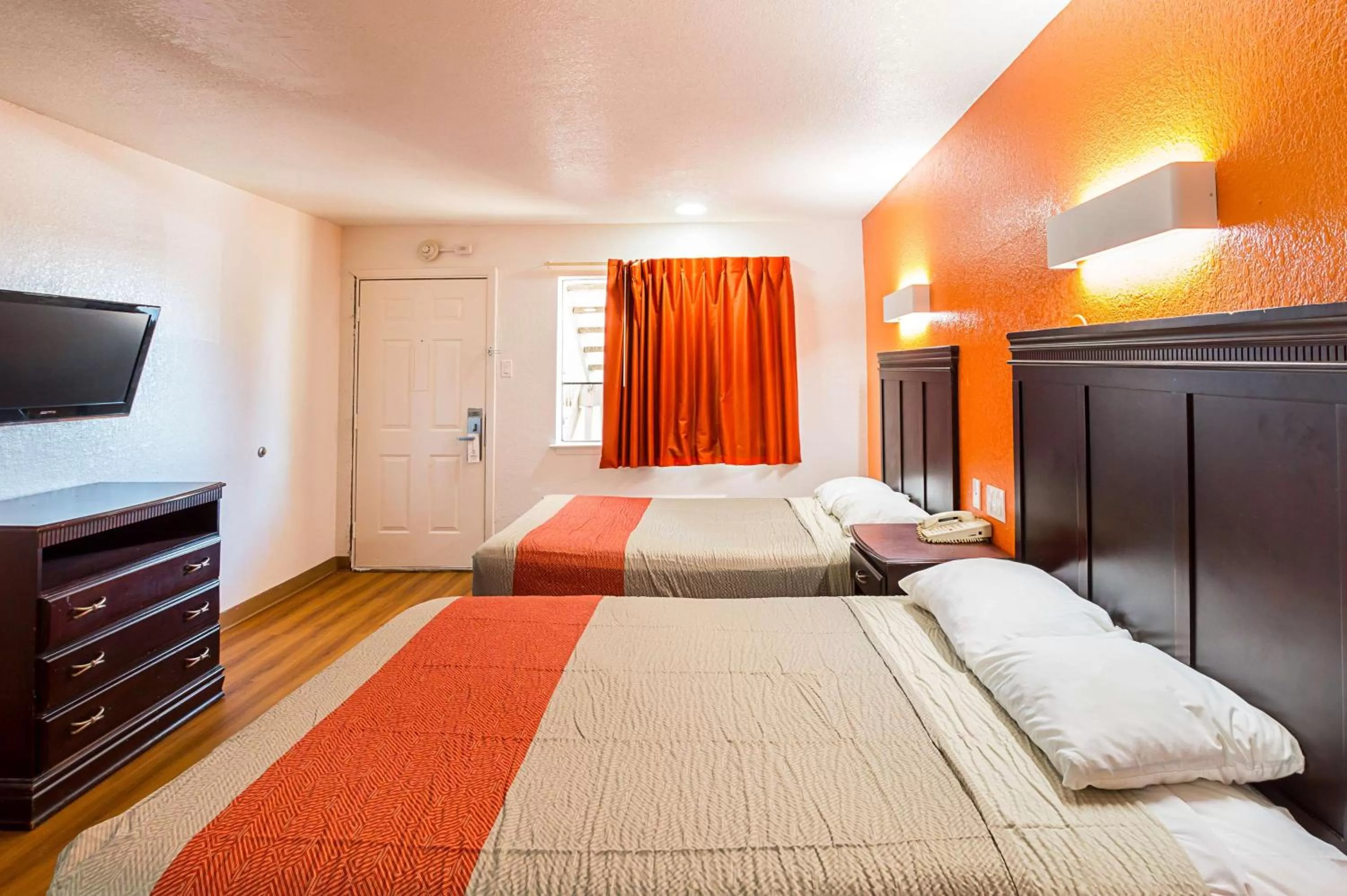 TV and multimedia, Bed in Motel 6-Red Oak, TX - Dallas