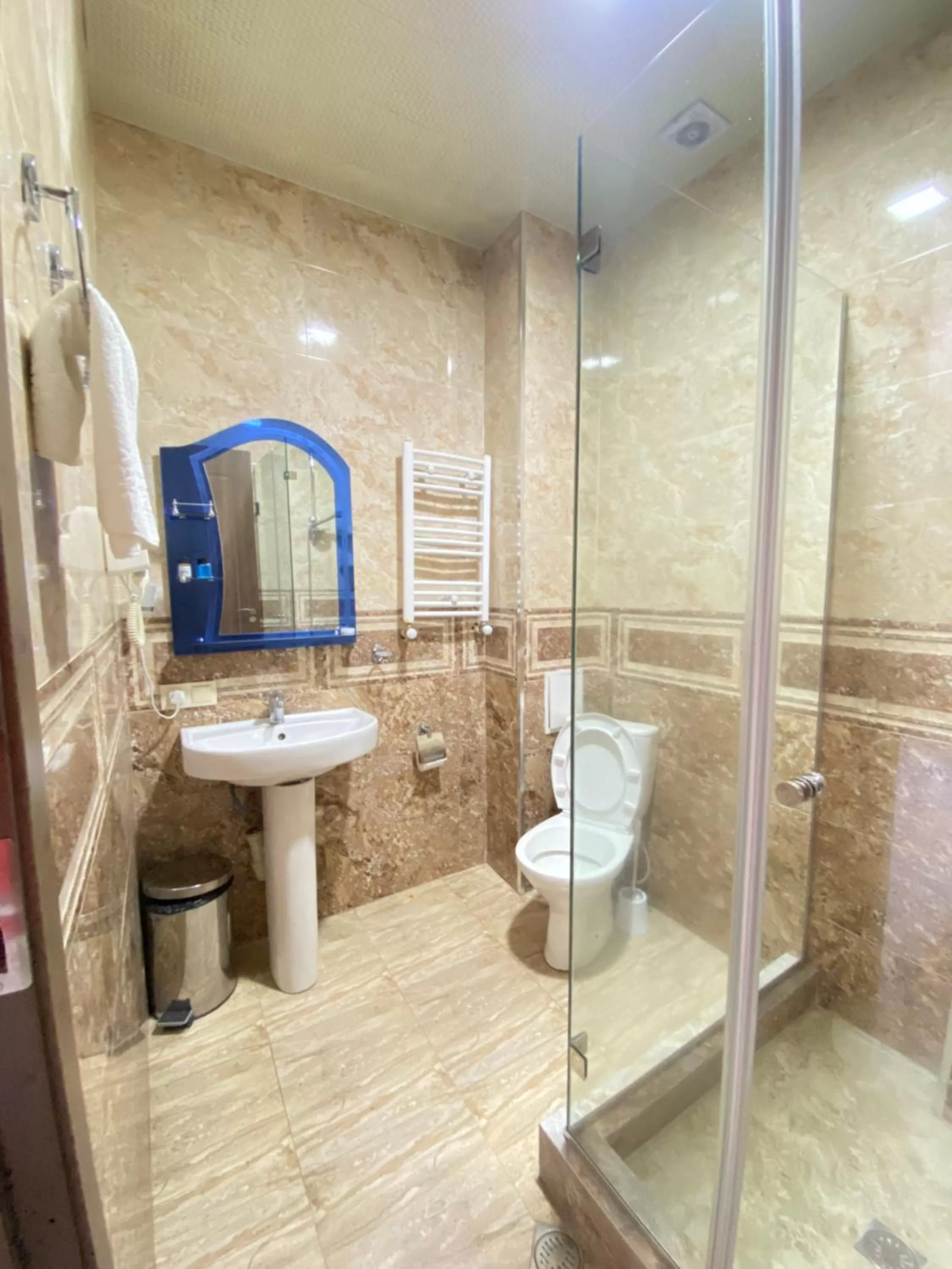 Bathroom in Hotel Garanti