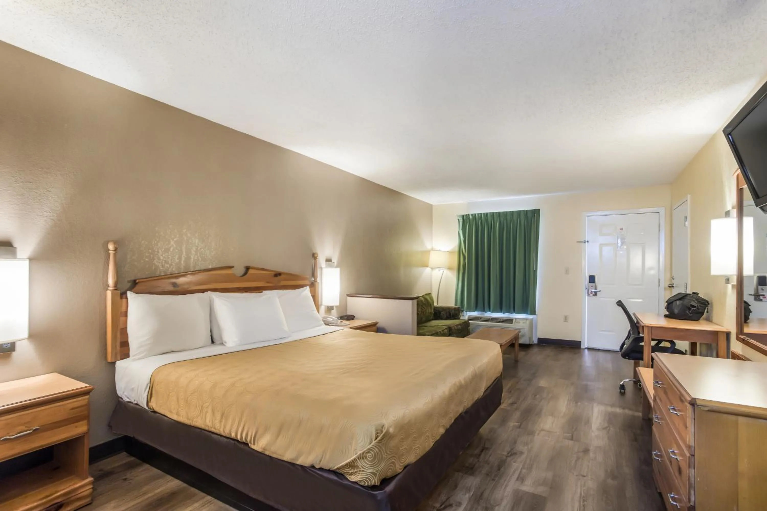 Bedroom, Bed in econo lodge