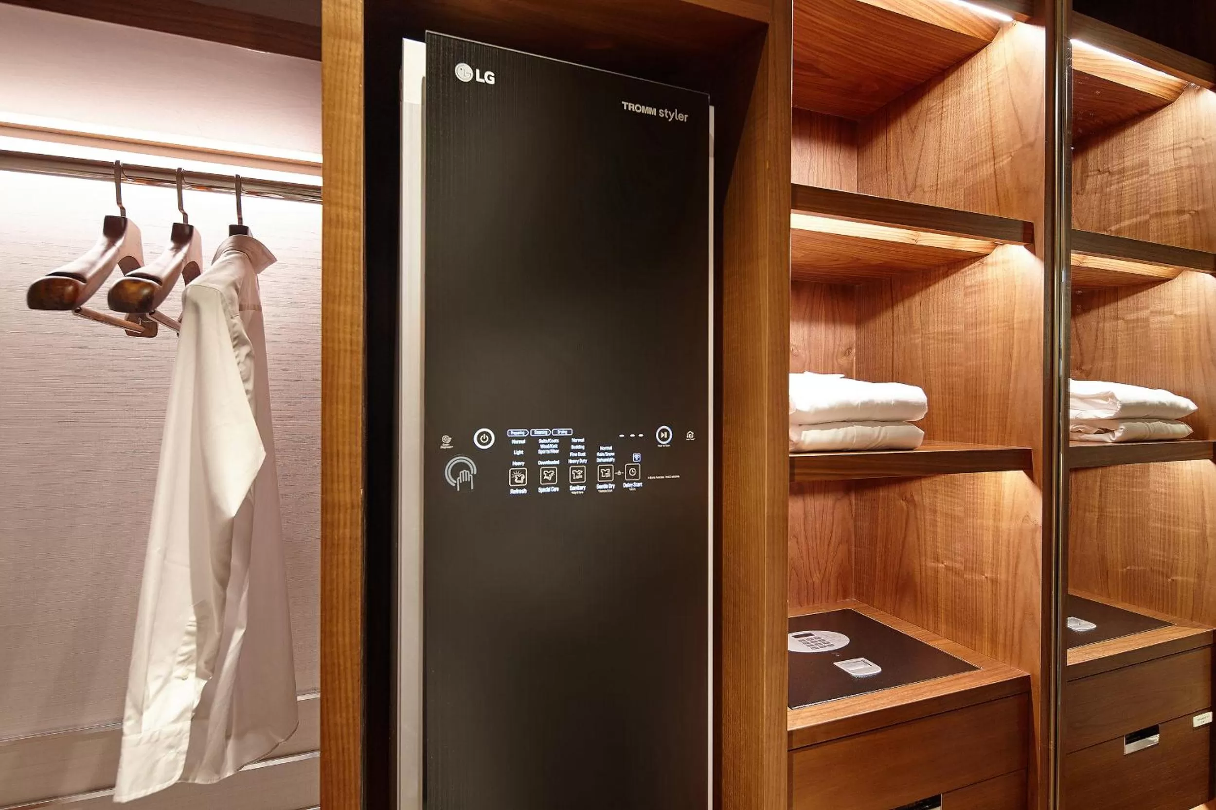 wardrobe in Lotte Hotel Seoul Executive Tower
