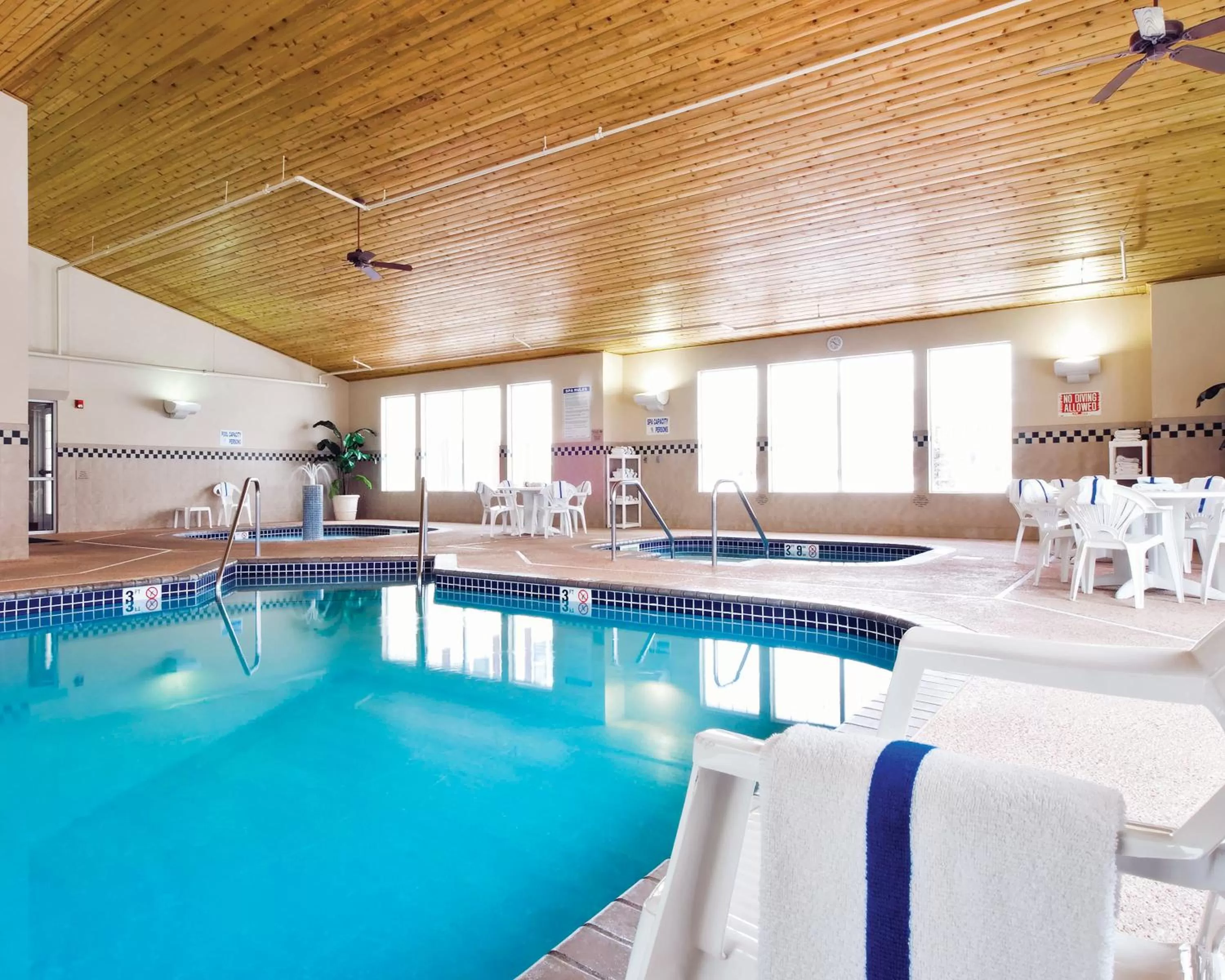 Swimming pool in Country Inn & Suites by Radisson Albertville near Outlet Mall