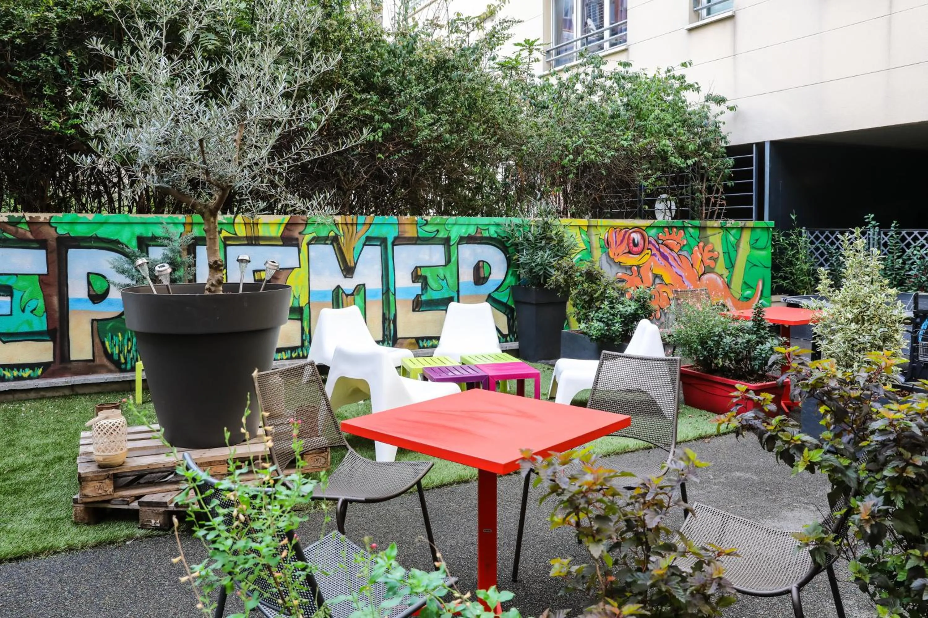 sunbed in ibis Paris Porte de Clichy Centre