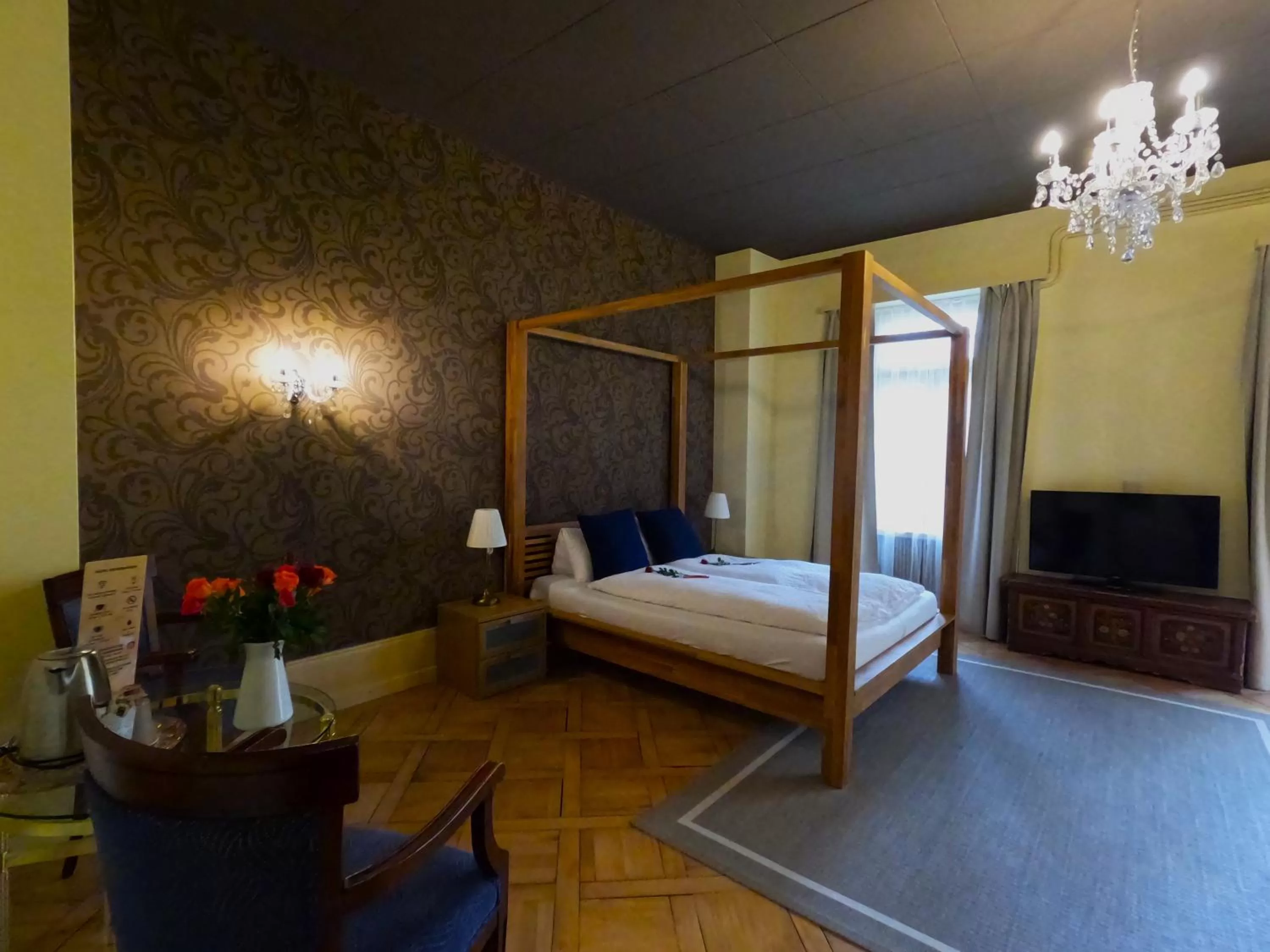 Bed in Alpenrose Hotel and Gardens