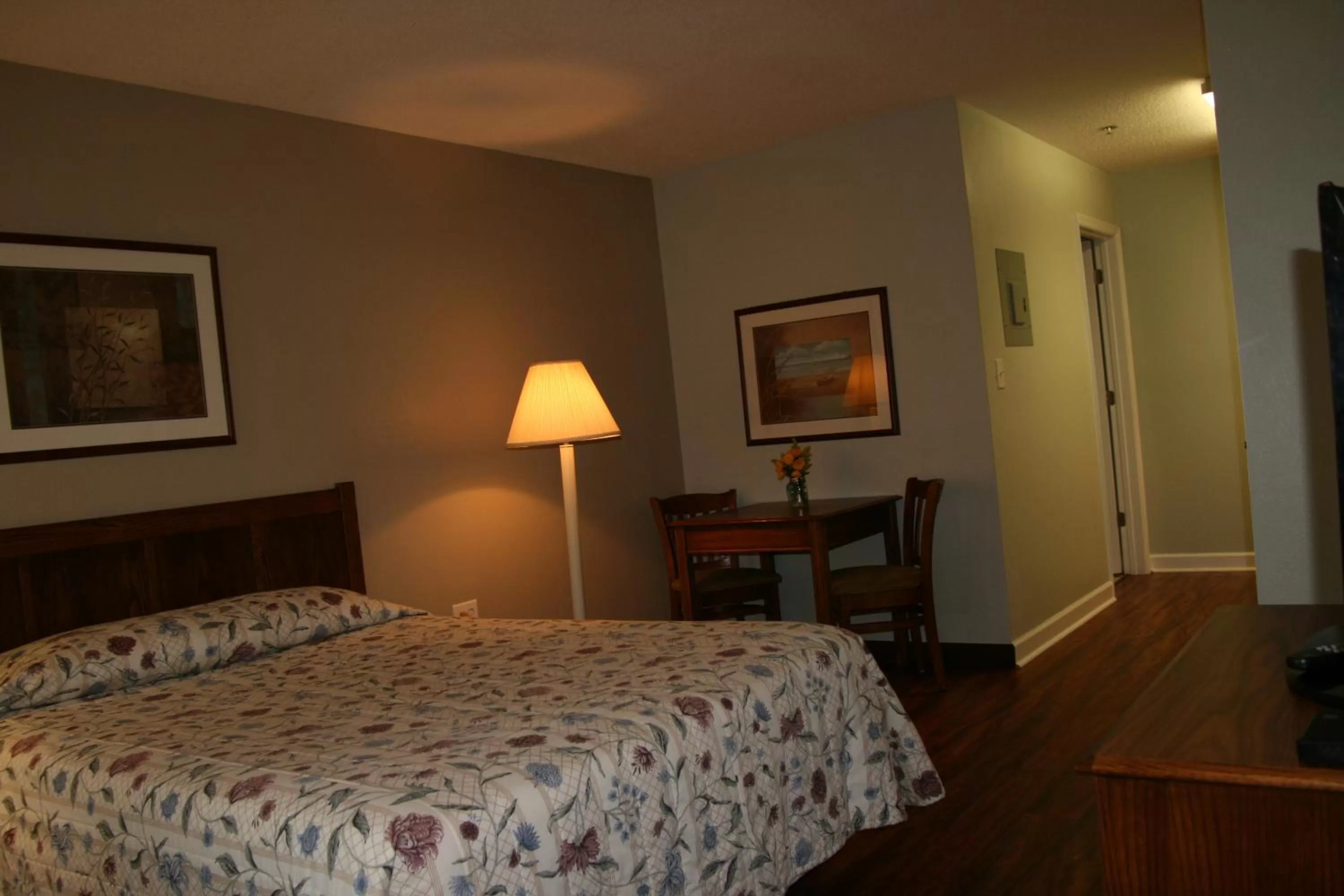 Bedroom, Bed in Affordable Suites Jacksonville