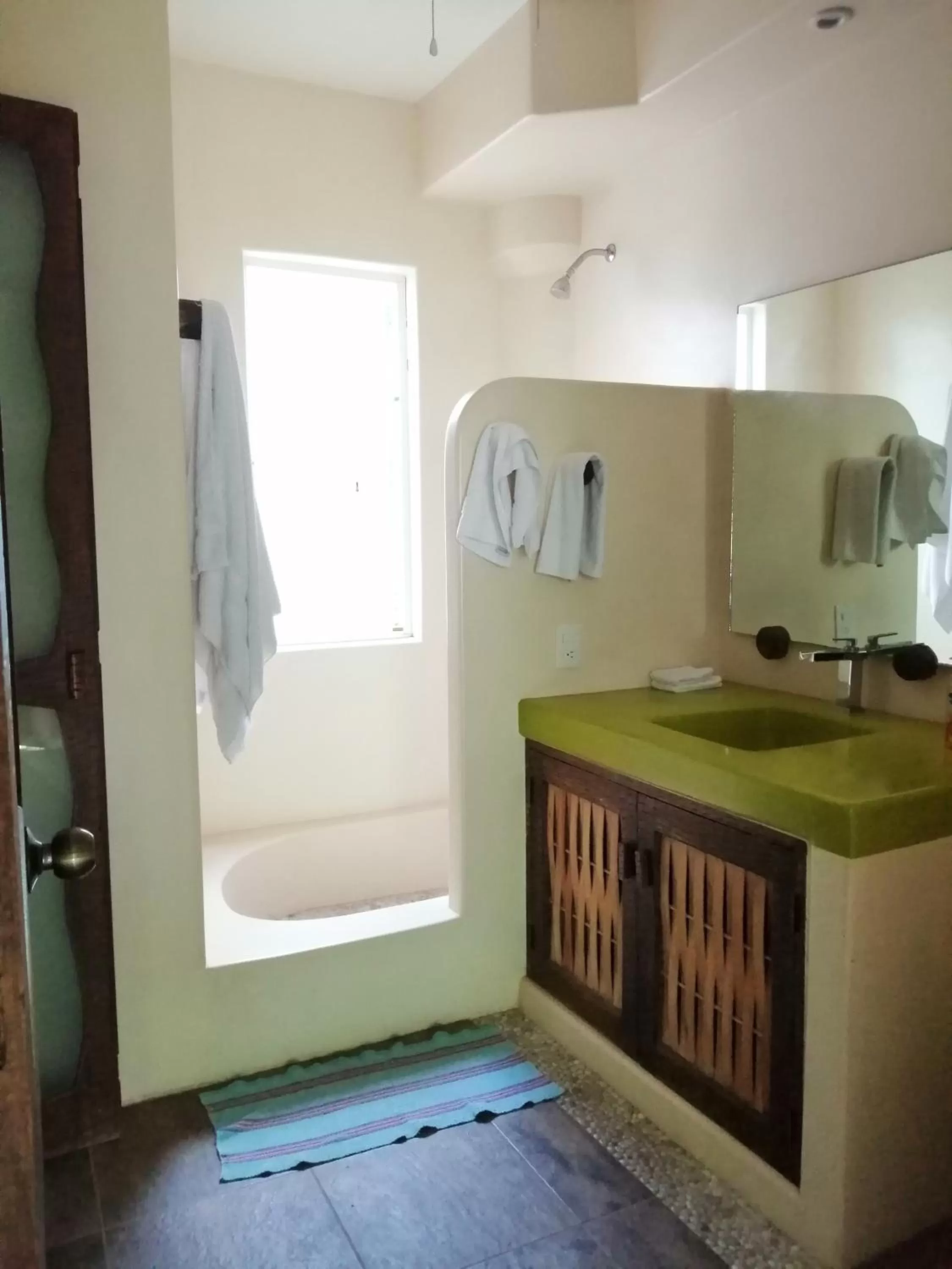 Shower, Bed in Ceiba Studios