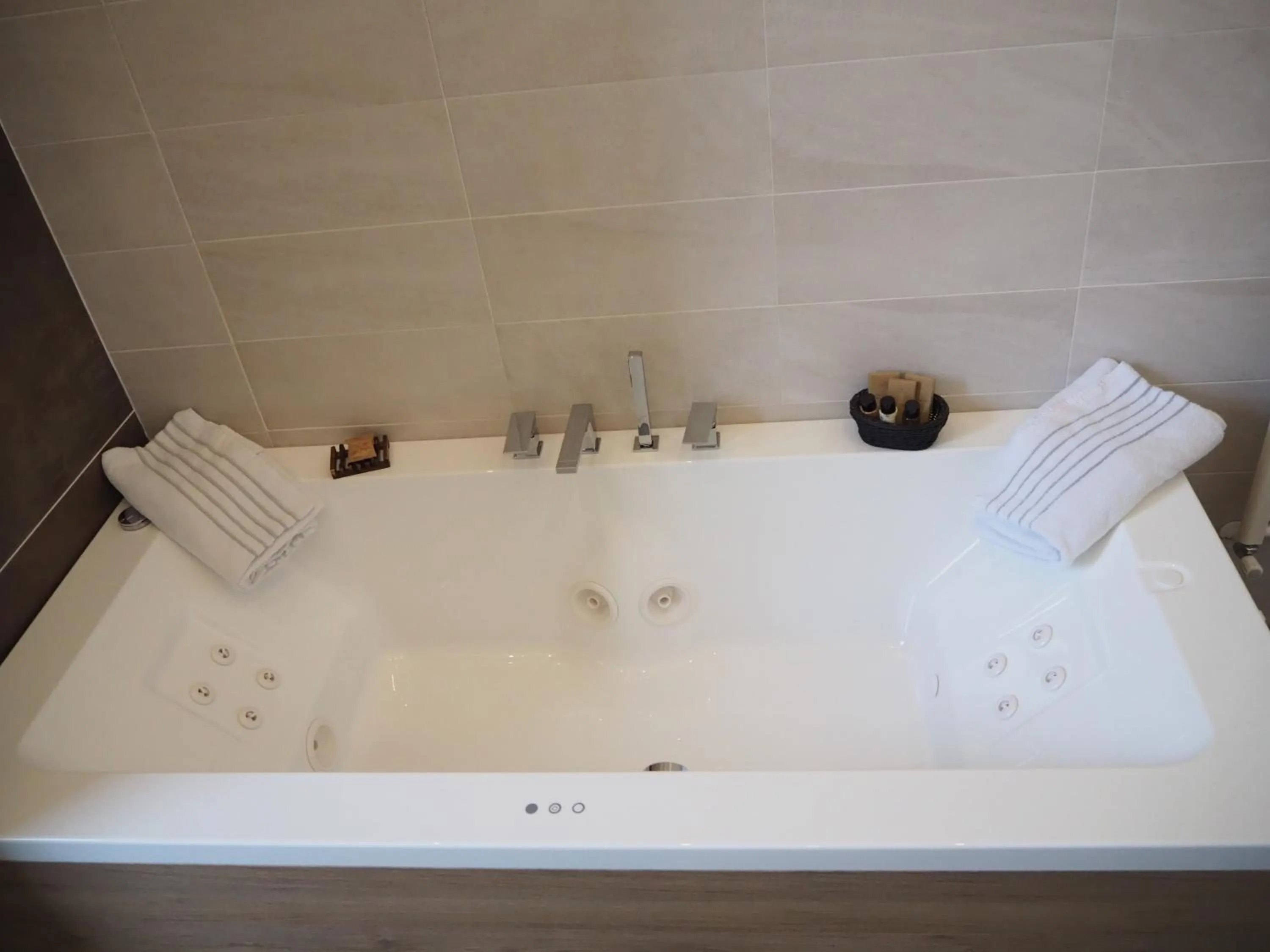 Hot Tub in Apollo Guest House