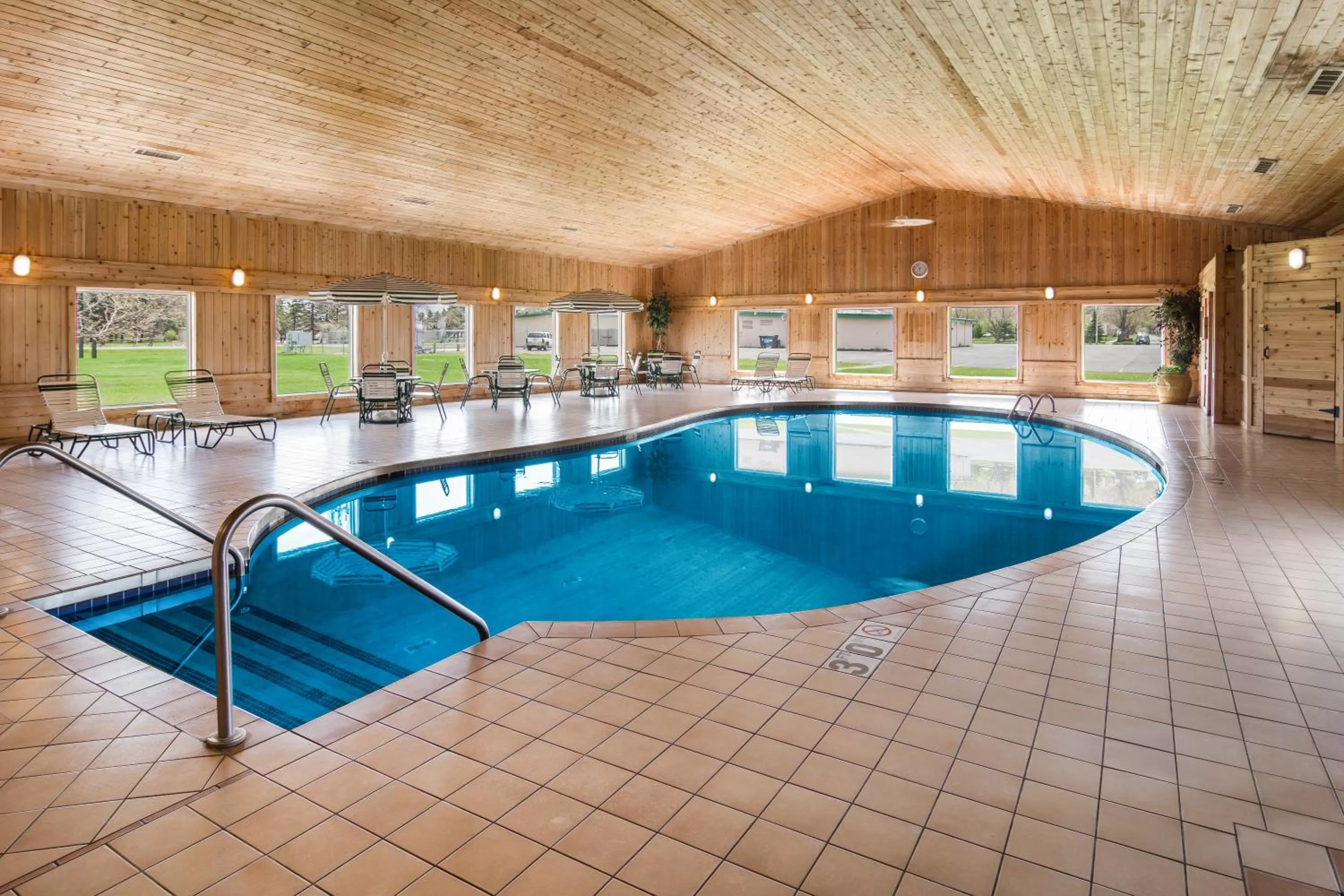 Swimming Pool in Boarders Inn & Suites by Cobblestone Hotels - Superior/Duluth