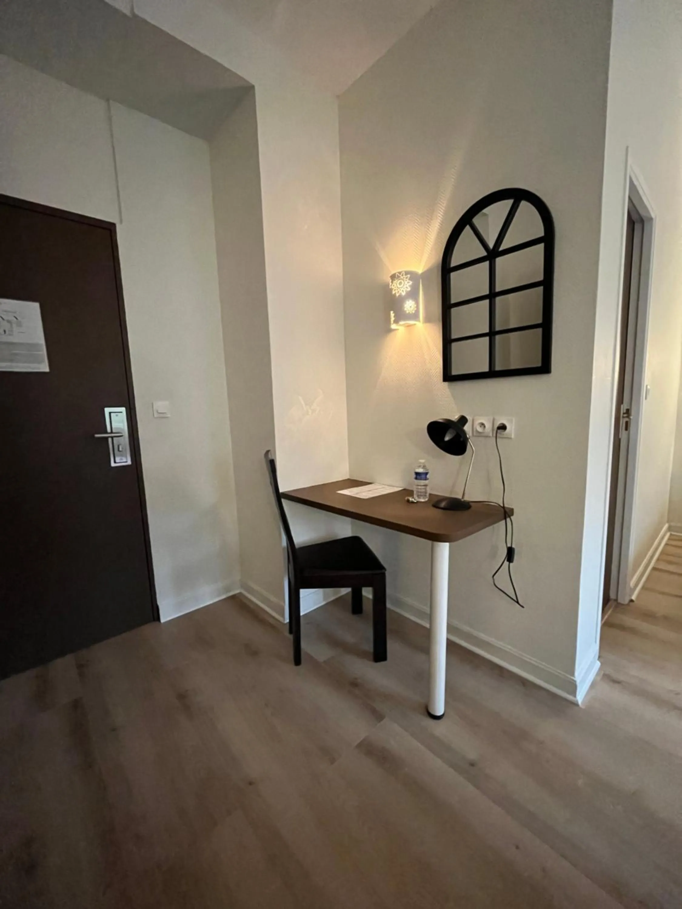 Bedroom in Hôtel Agena