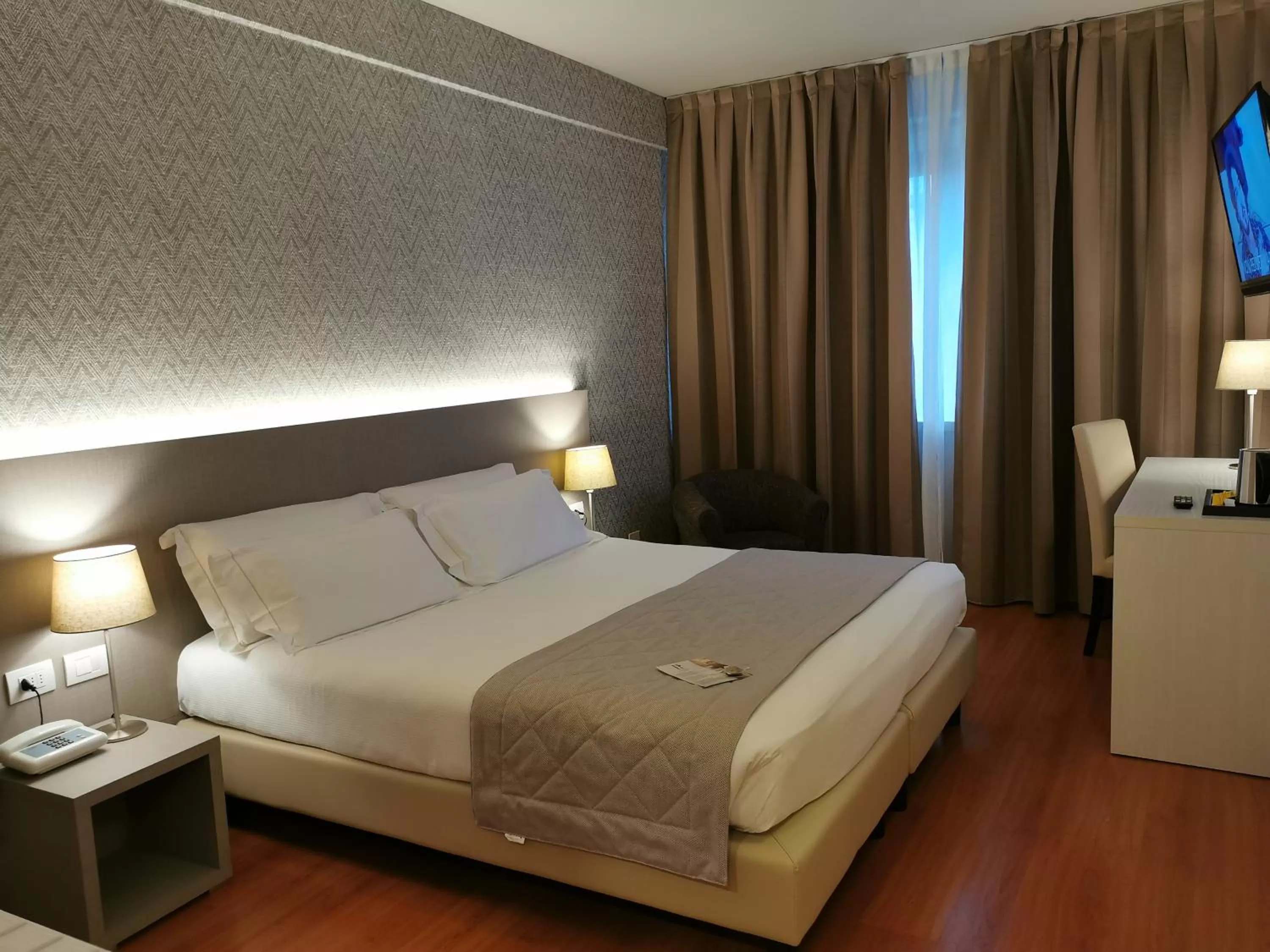 Bedroom, Bed in Hotel President