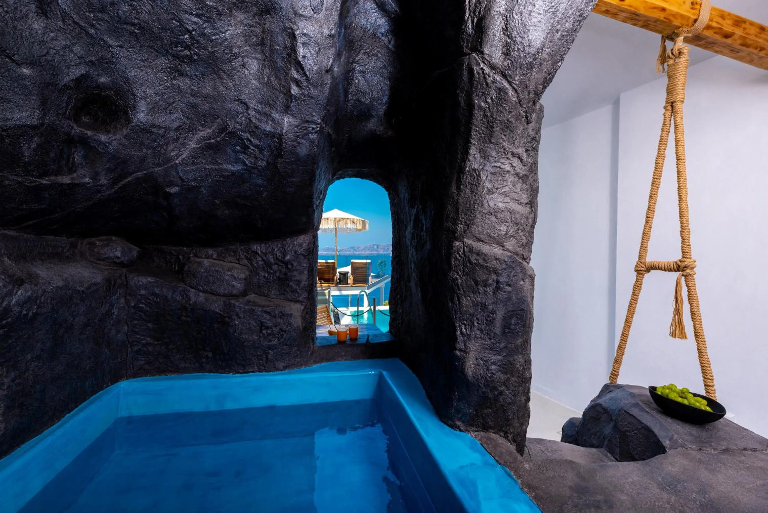 Hot Tub in Daydream Luxury Suites