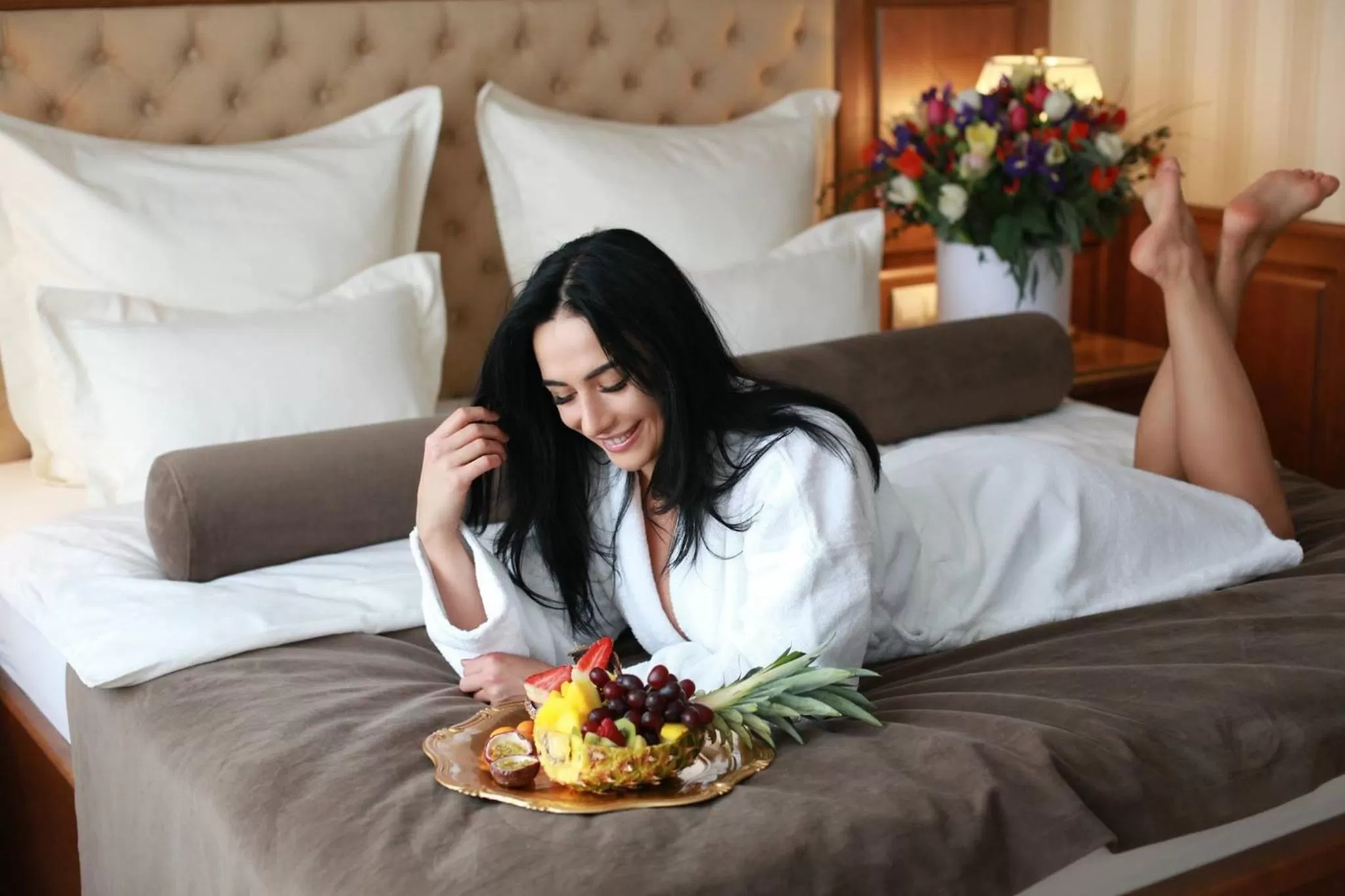 Communal lounge/ TV room, Bed in Nadiya Hotel