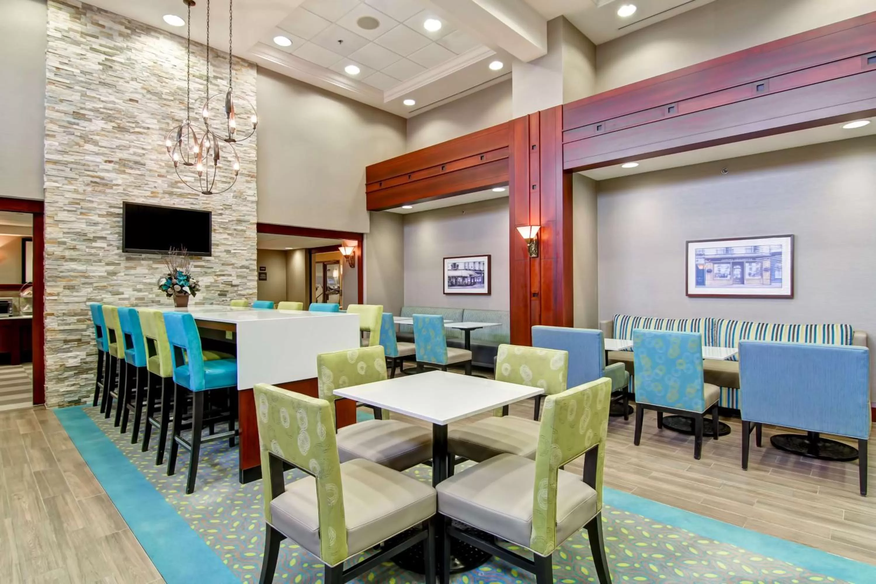 Dining area in Hampton Inn & Suites Guelph