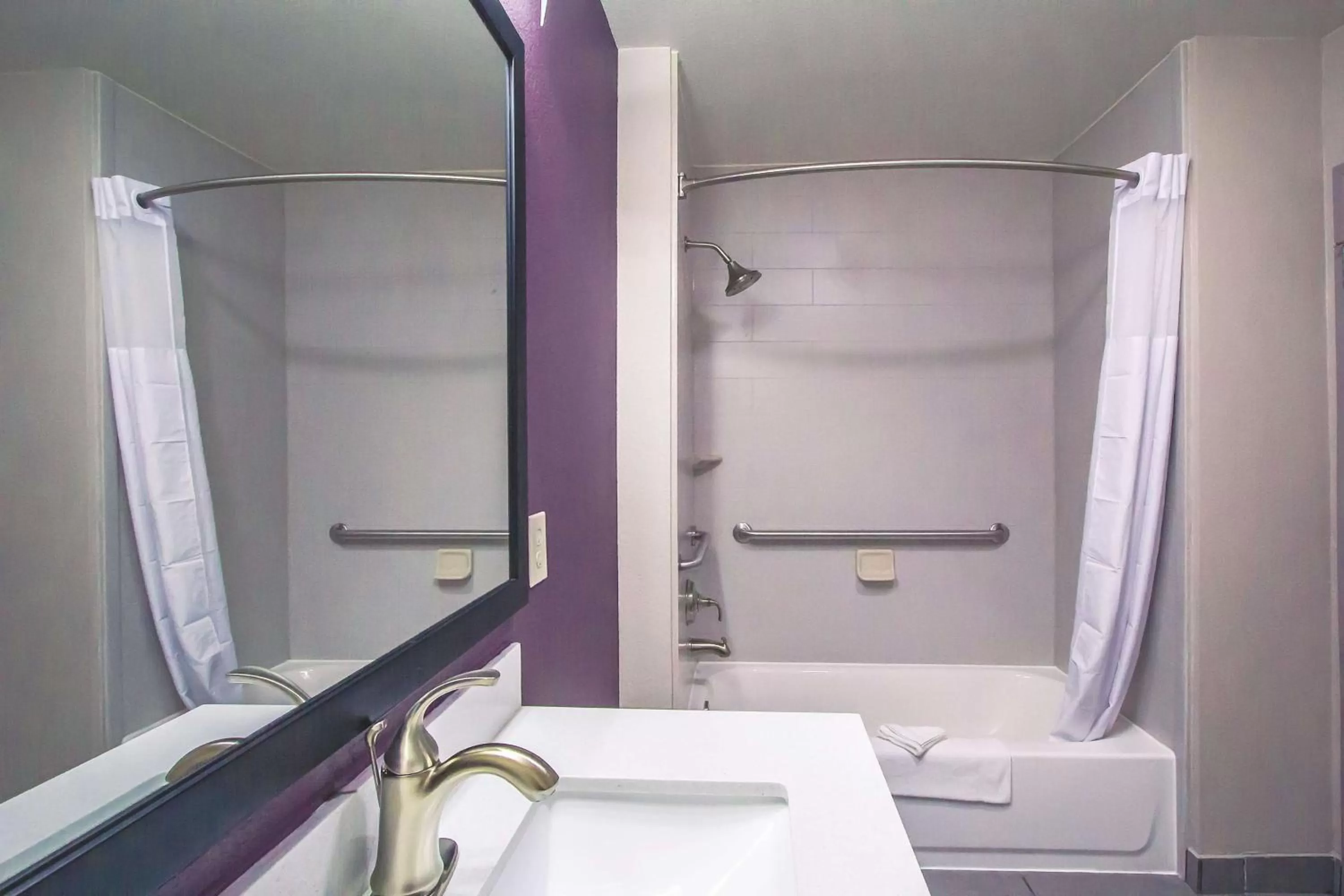 Photo of the whole room in La Quinta by Wyndham Pampa