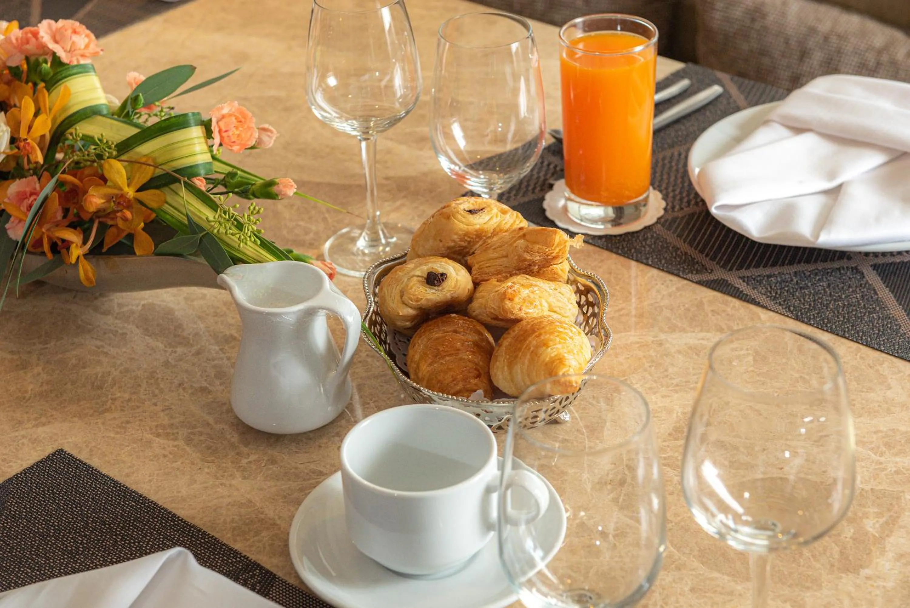 Dining area in Summit Windmill Golf Suite Hotel at Suvarnabhumi