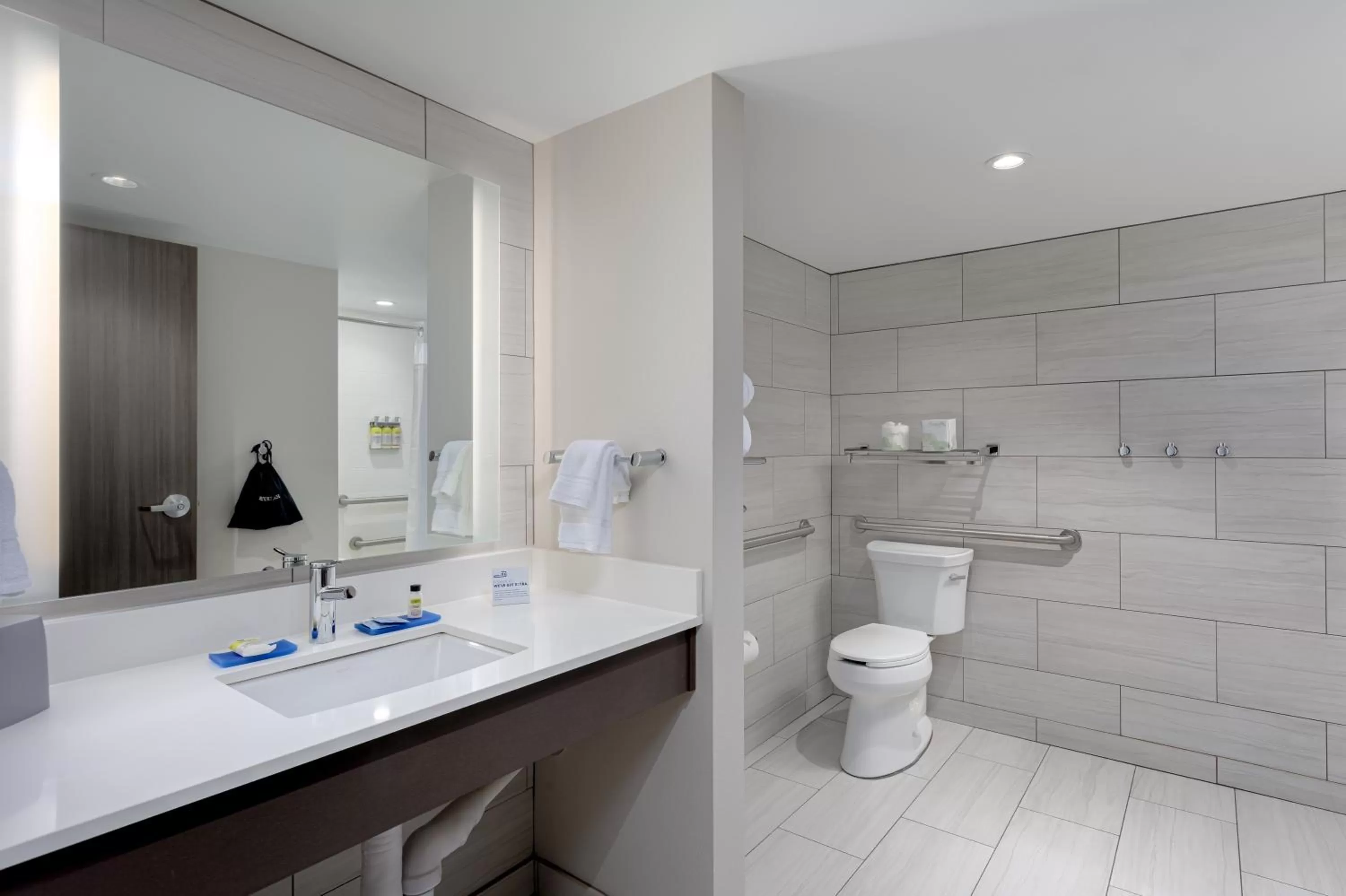 Photo of the whole room in Holiday Inn Express Pensacola Beach by IHG