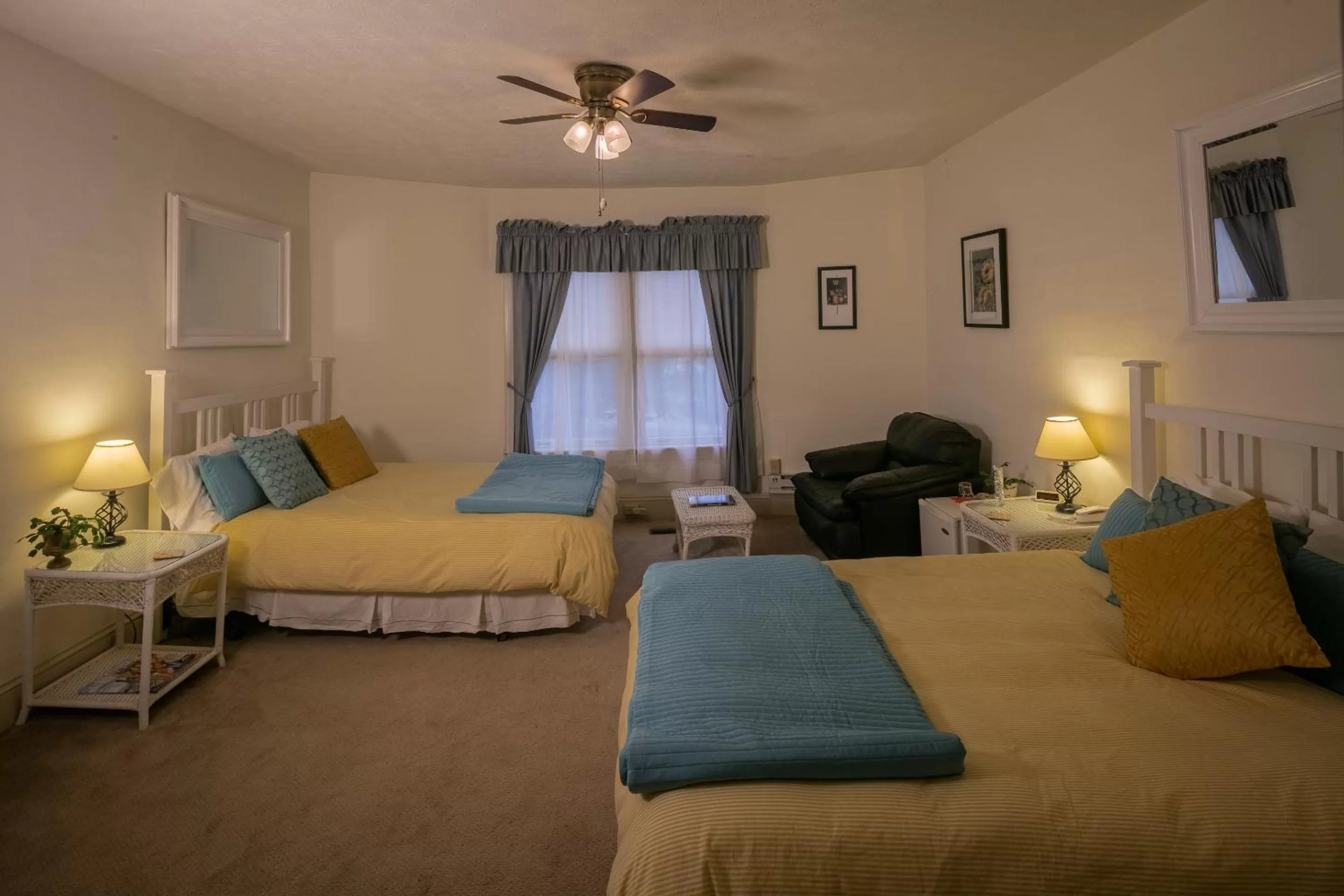 Bed in Taylor House Inn