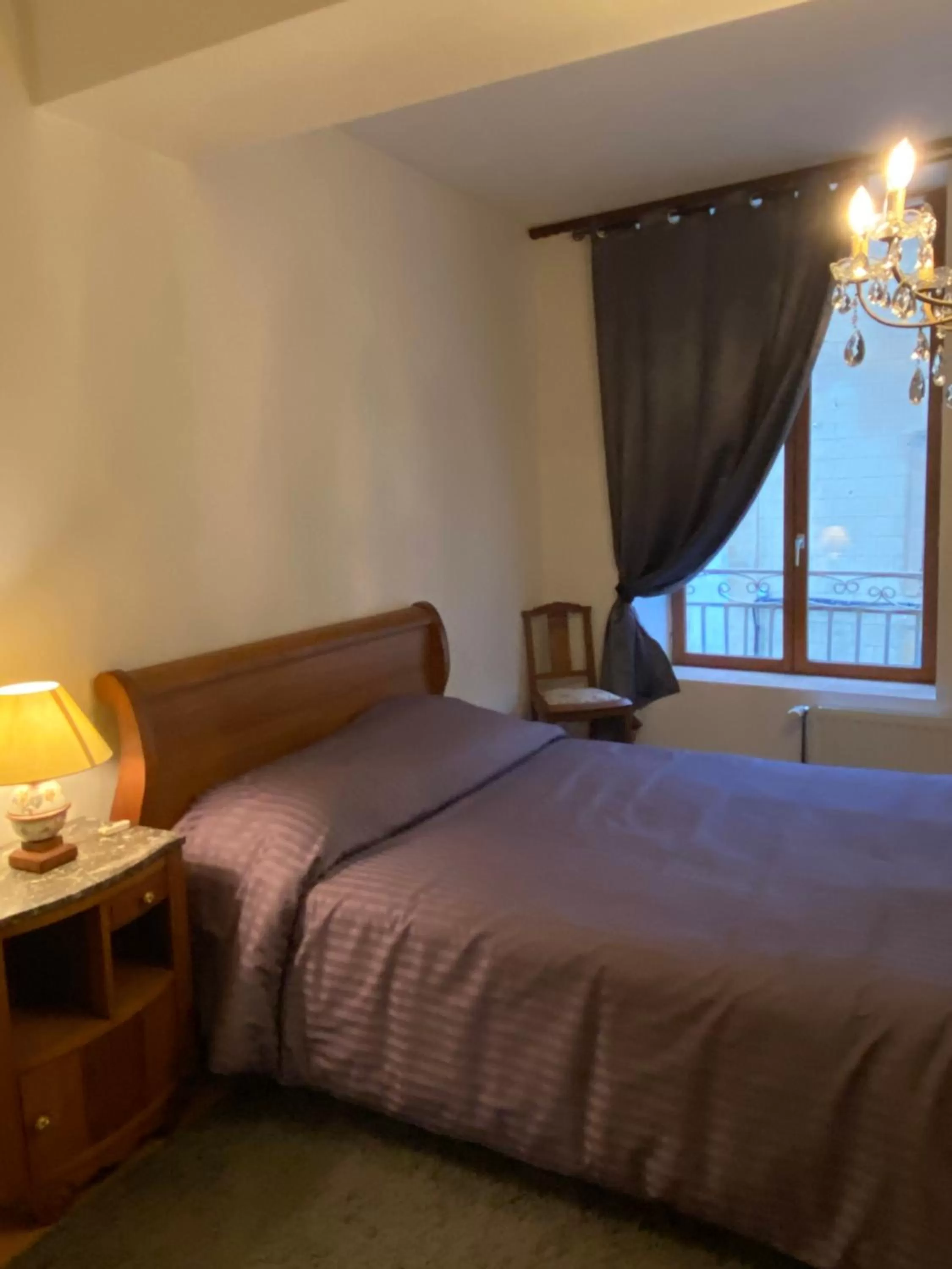 Photo of the whole room, Bed in La Chambre d'Angèle