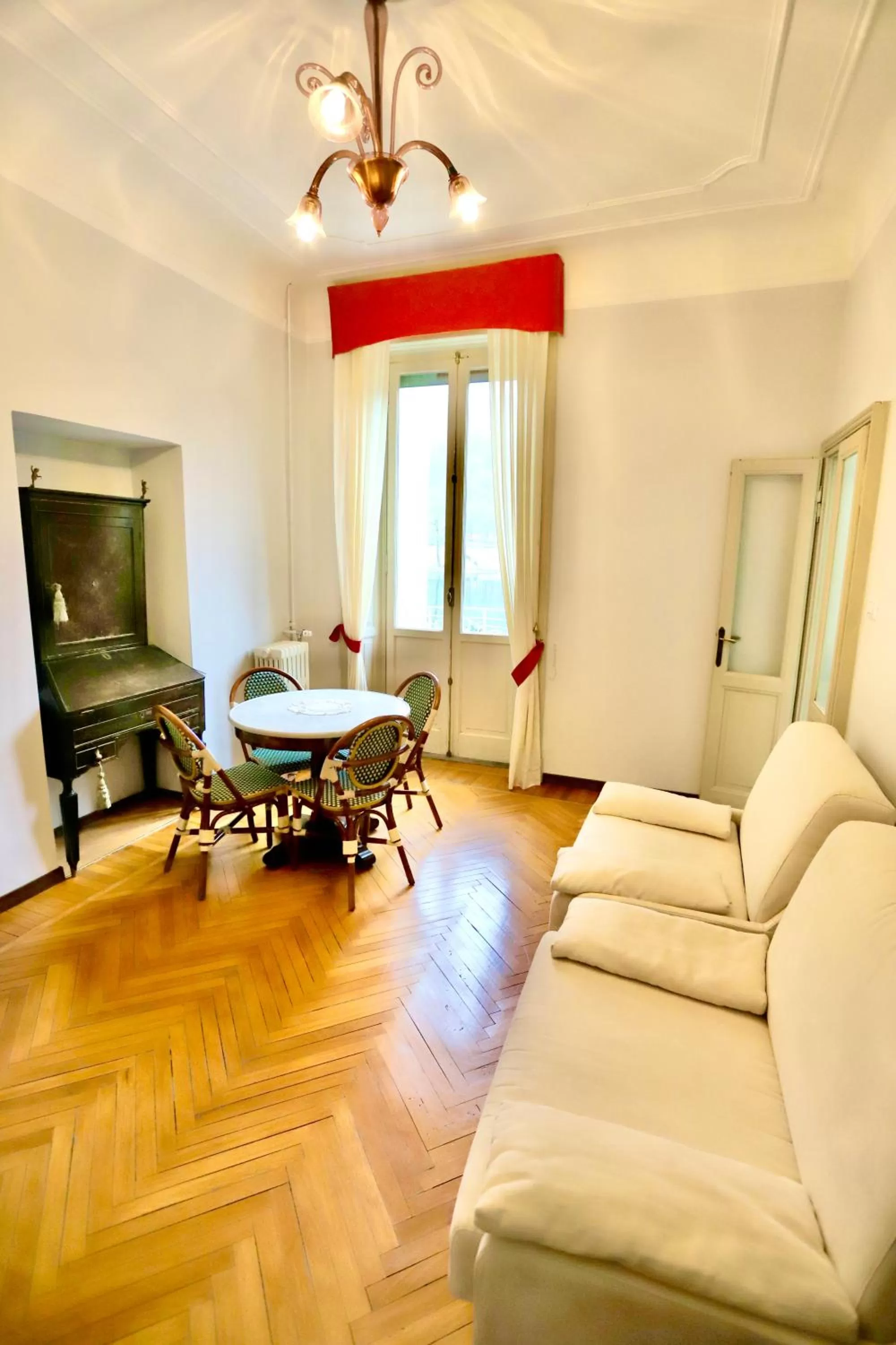 Seating area in La Villa del Lago