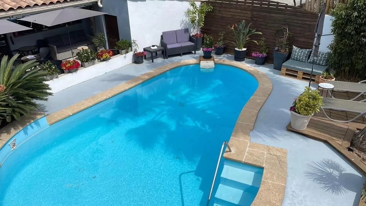 Swimming pool in Hôtel Le Médiéval - Parking inclus & accueil vélo