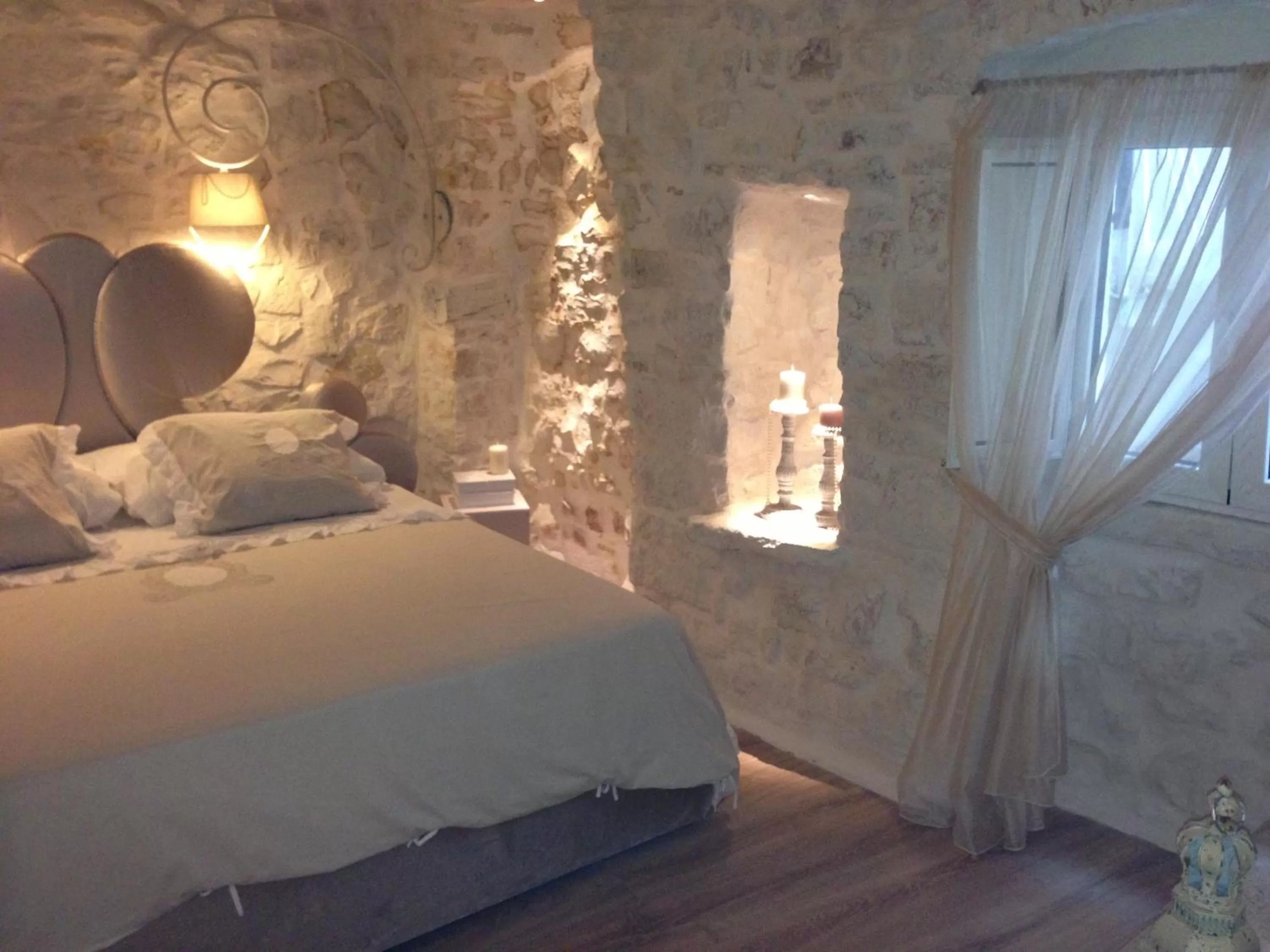 Decorative detail, Bed in Albergo Diffuso Dimora Rossi B&B