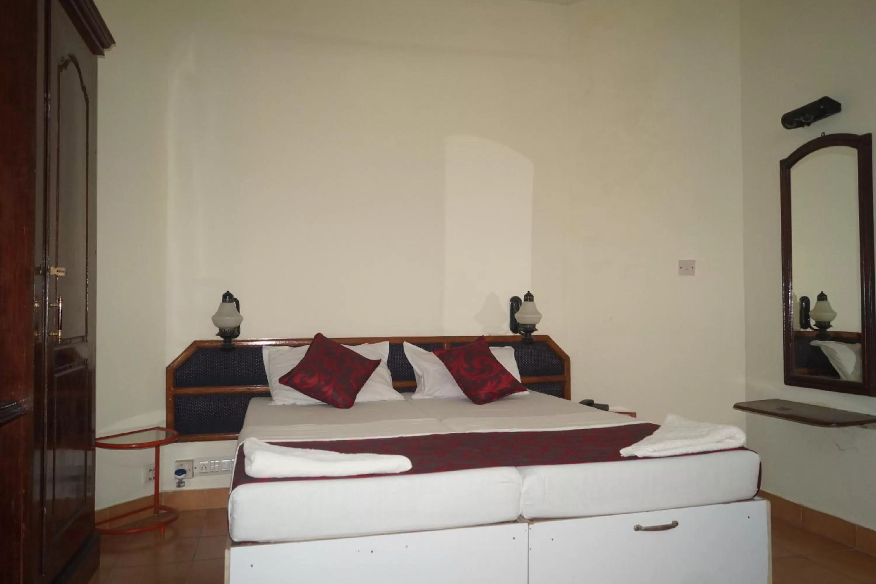 cot, Bed in Hotel Thushara