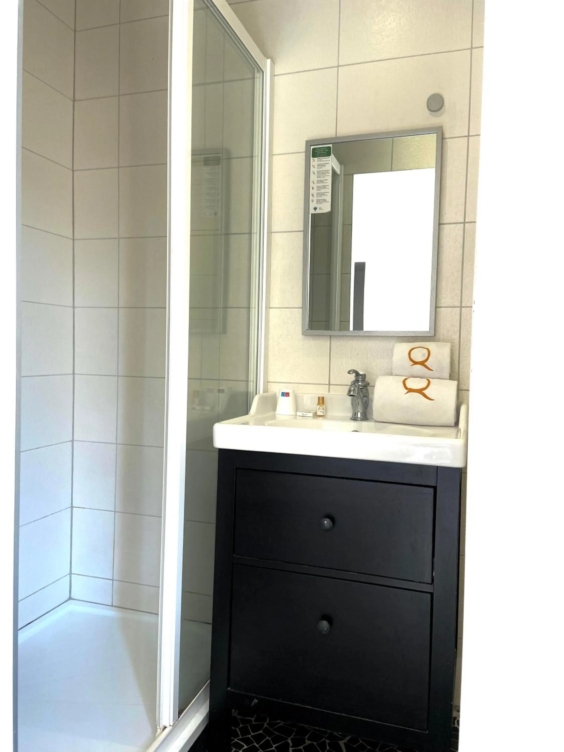 Shower in Hôtel Le Roncevaux