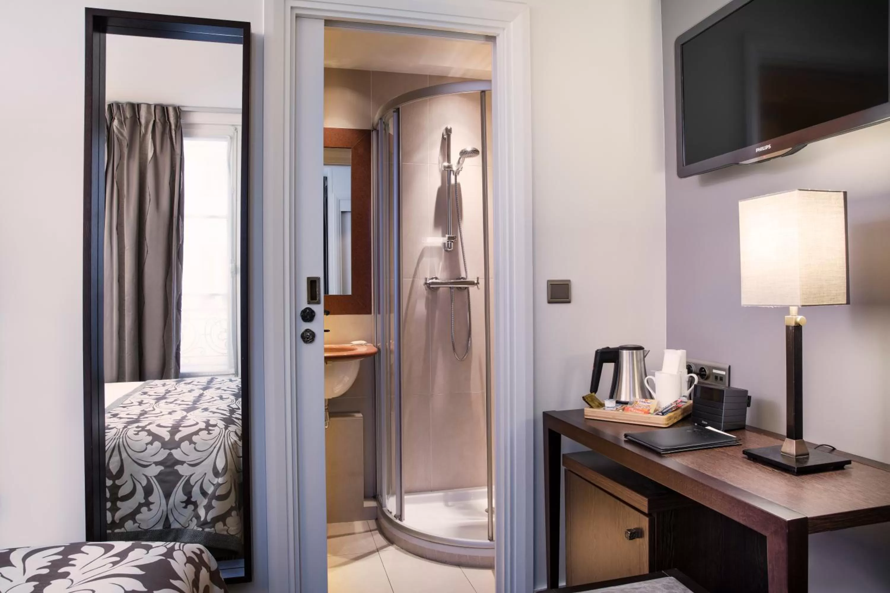 Bedroom, Bed in Hôtel Paris Louvre Opéra