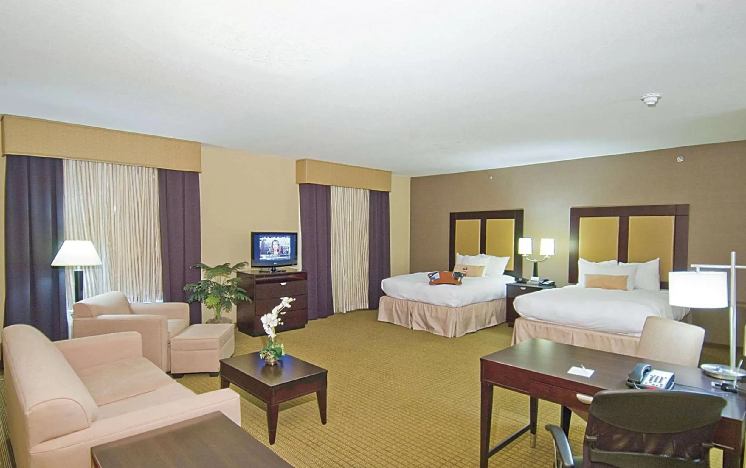 Bed in Hampton Inn & Suites Decatur