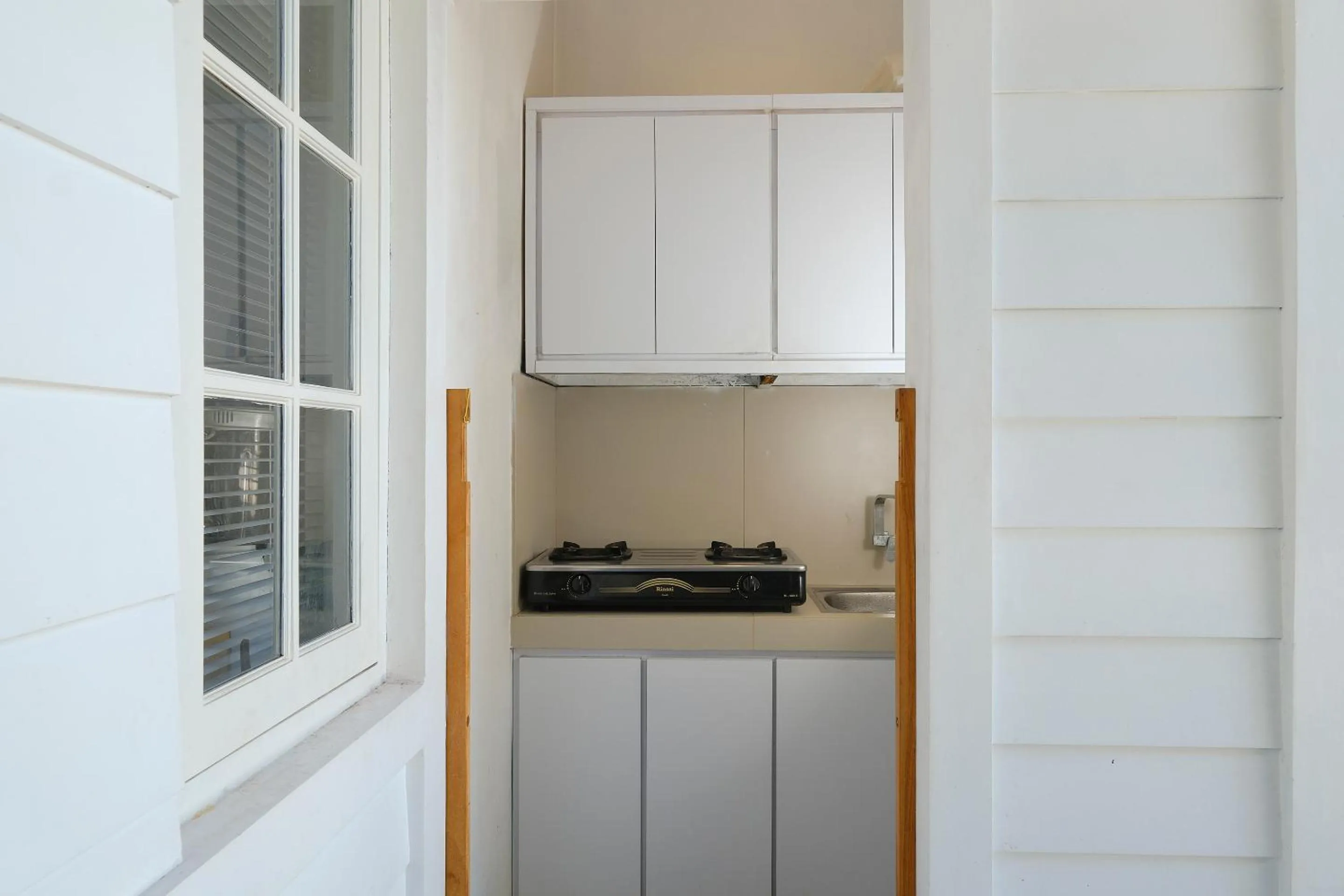Communal kitchen in RedDoorz Syariah near Taman Pelangi Jogja 2