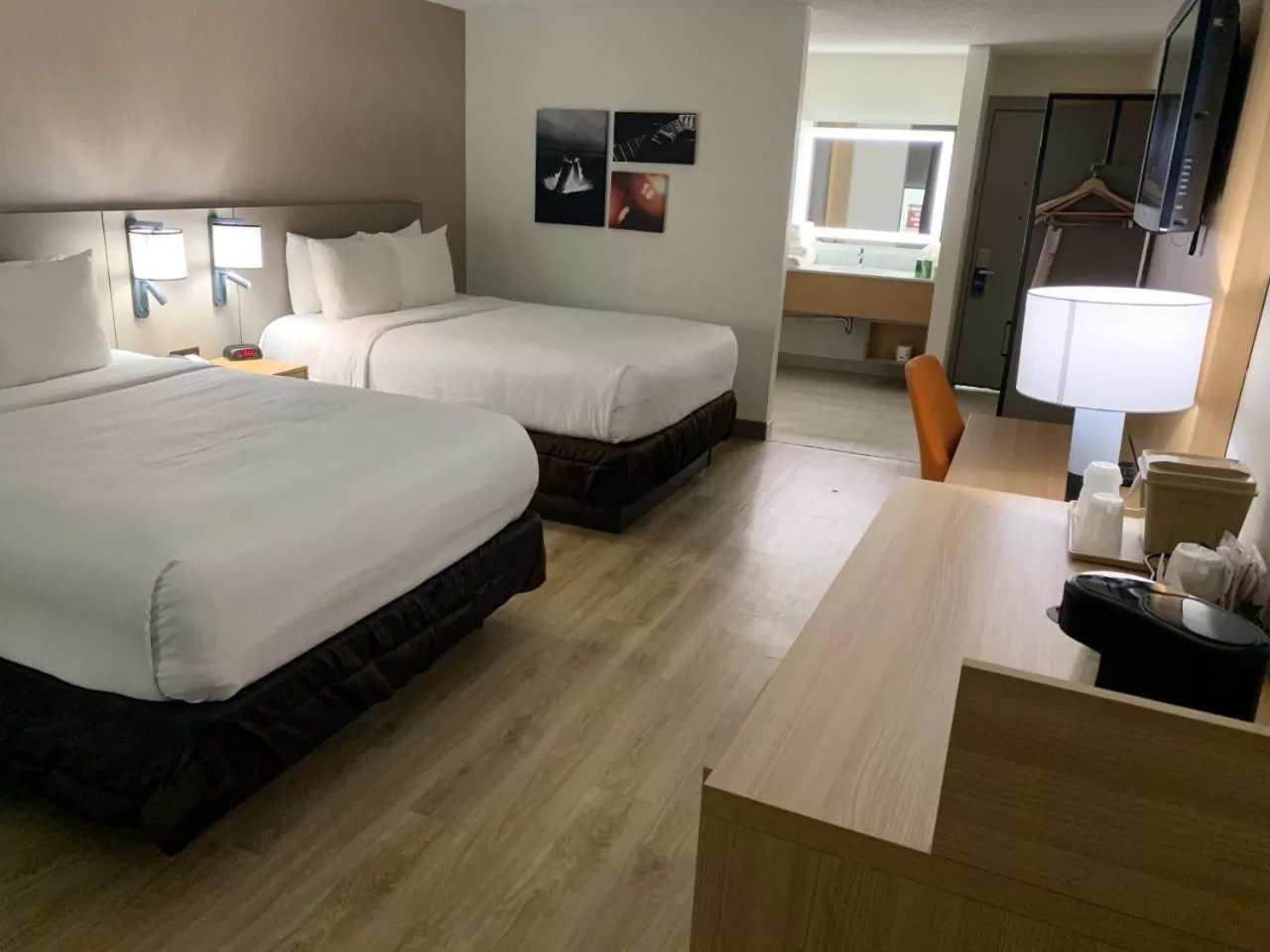 Photo of the whole room, Bed in Comfort Inn & Suites Nashville Downtown - Stadium