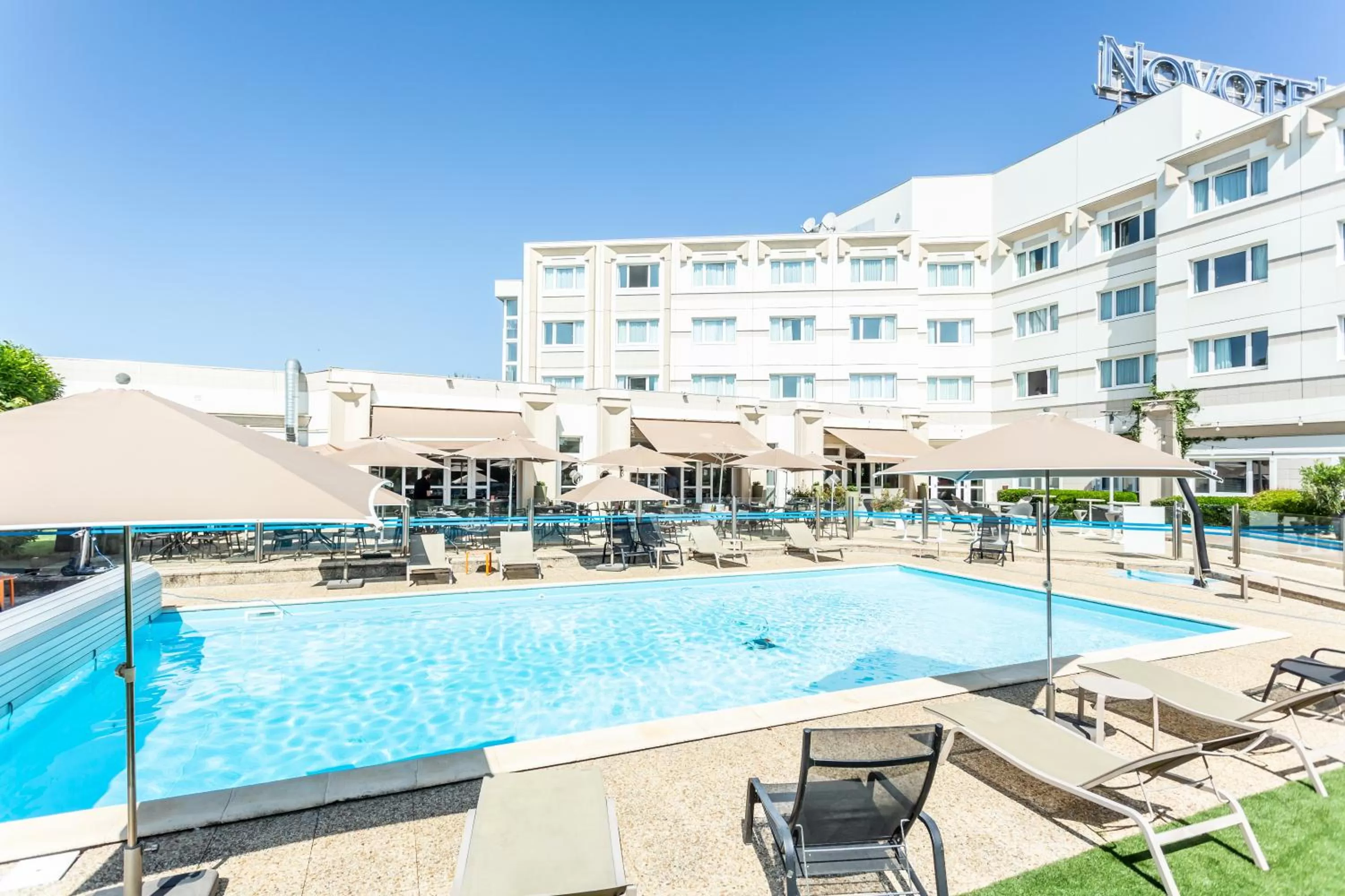 Swimming pool in Novotel Bourges