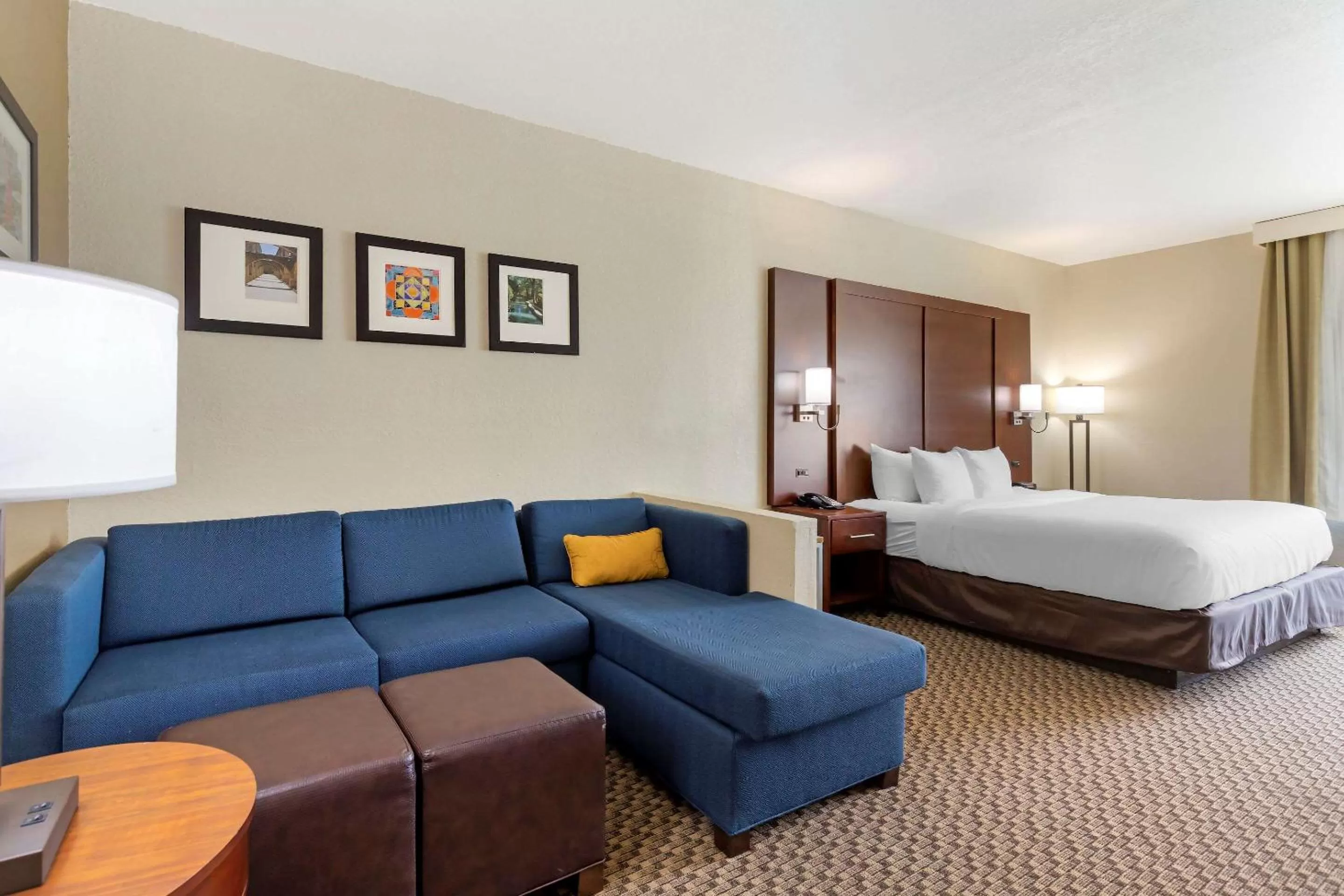 Photo of the whole room, Bed in Comfort Inn & Suites Near Six Flags & Medical Center