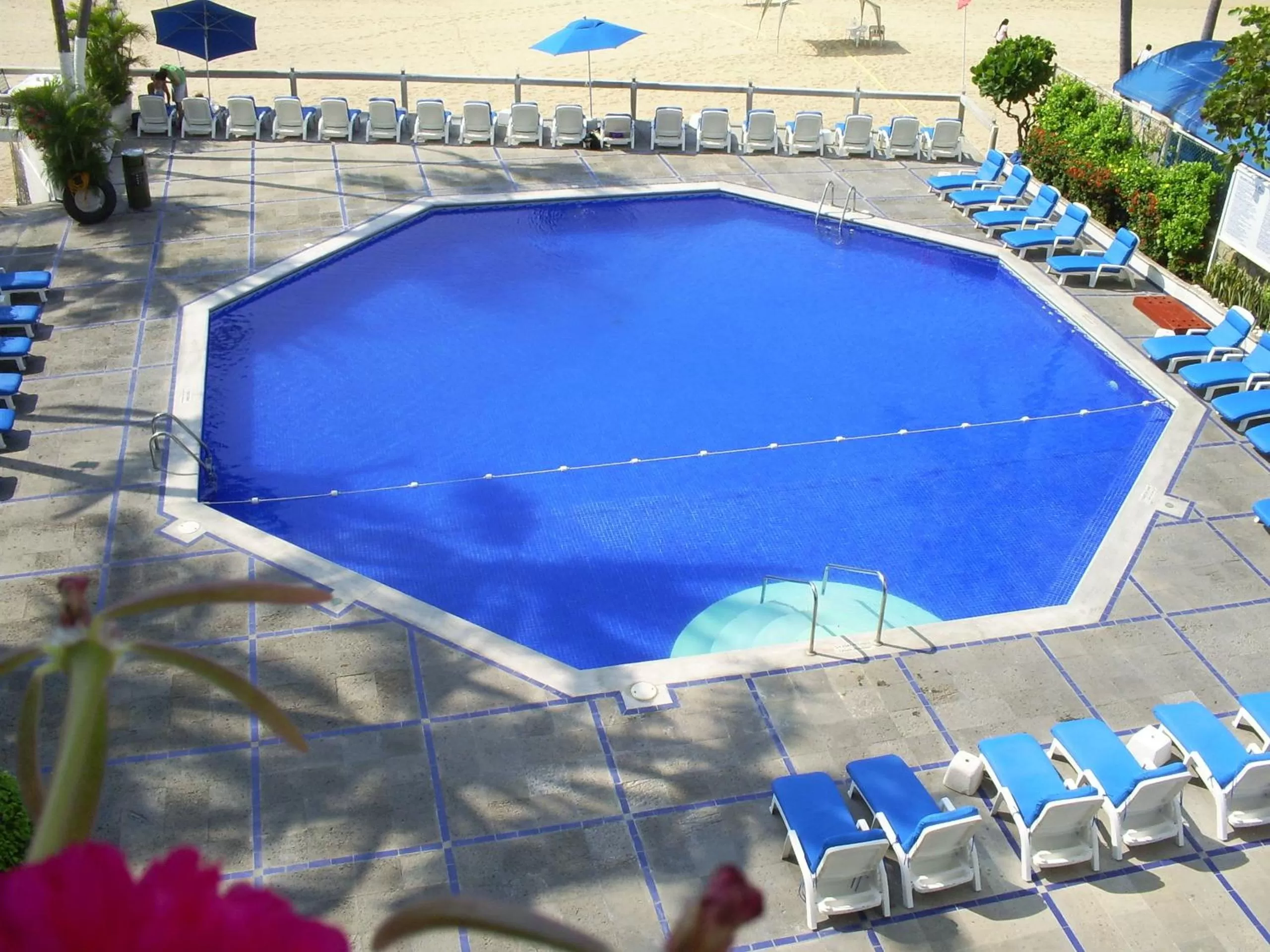 Swimming pool in Hotel Acapulco Malibu