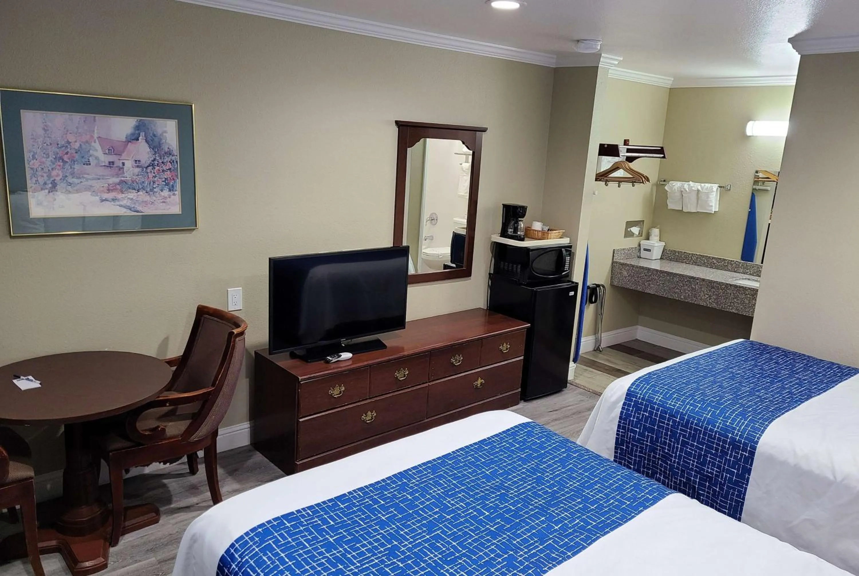 Photo of the whole room, Bed in Travelodge by Wyndham Clearlake