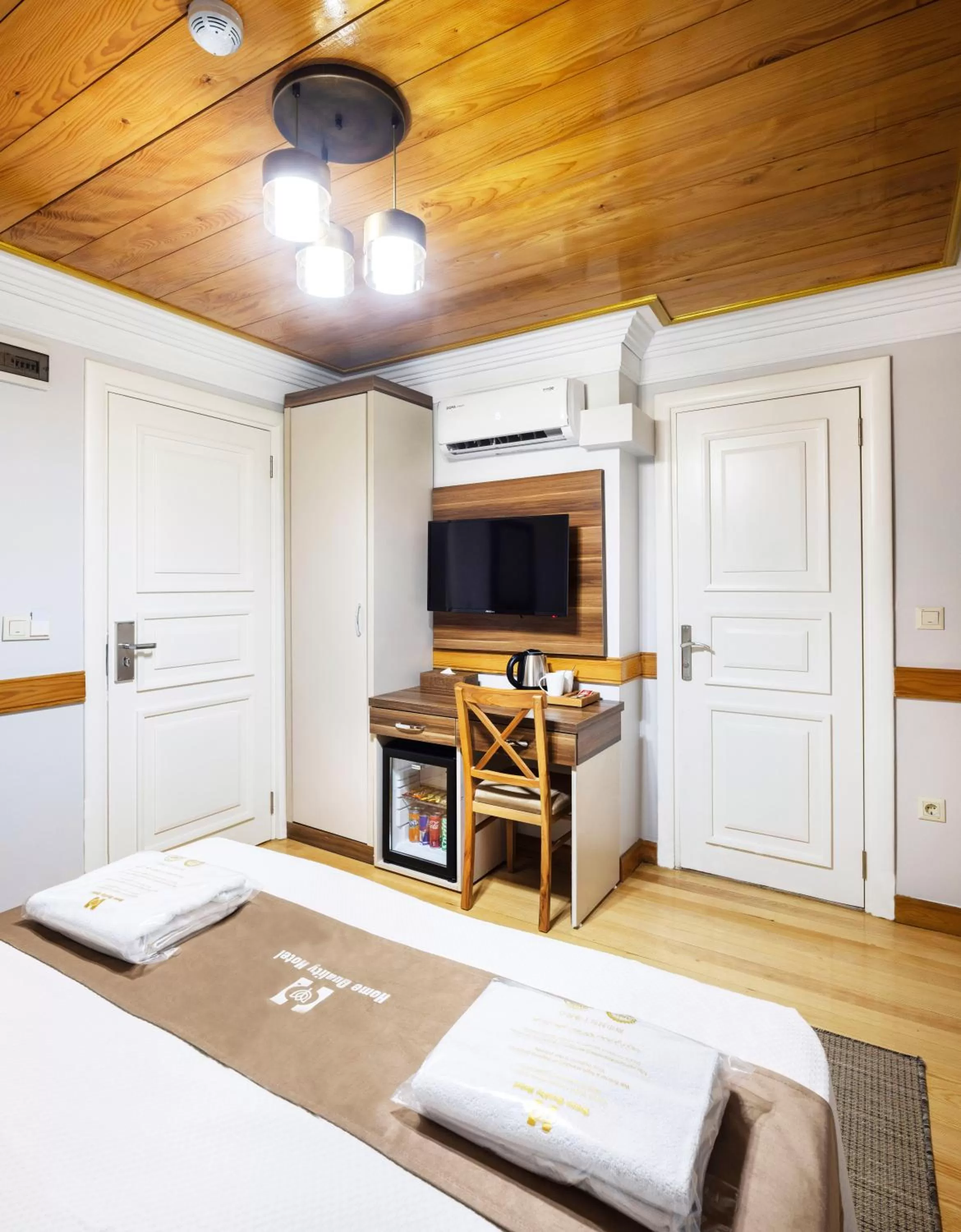 Evening entertainment, Bed in HOME QUALITY HOTEL