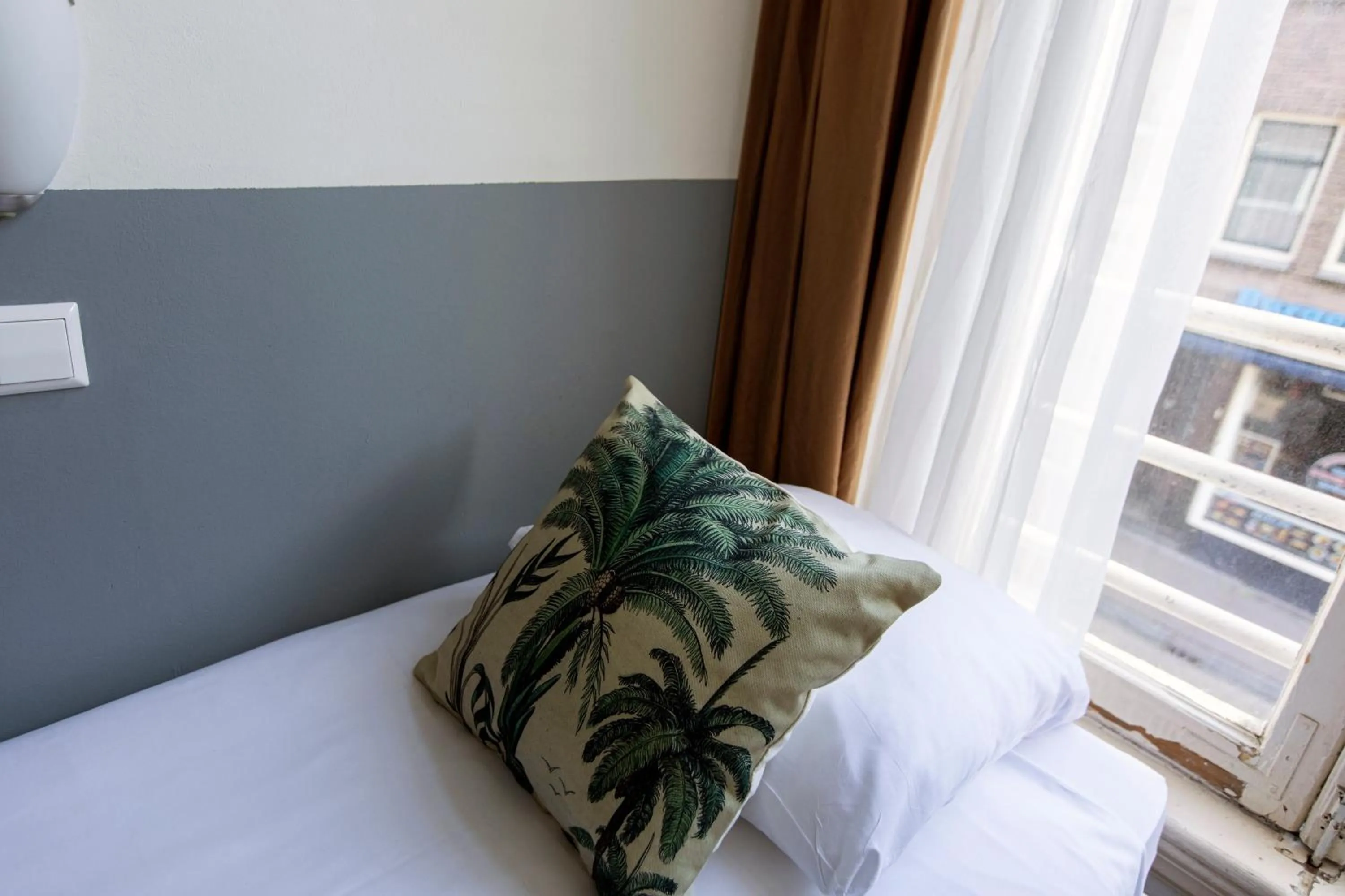 Bed in Quentin Arrive Hotel