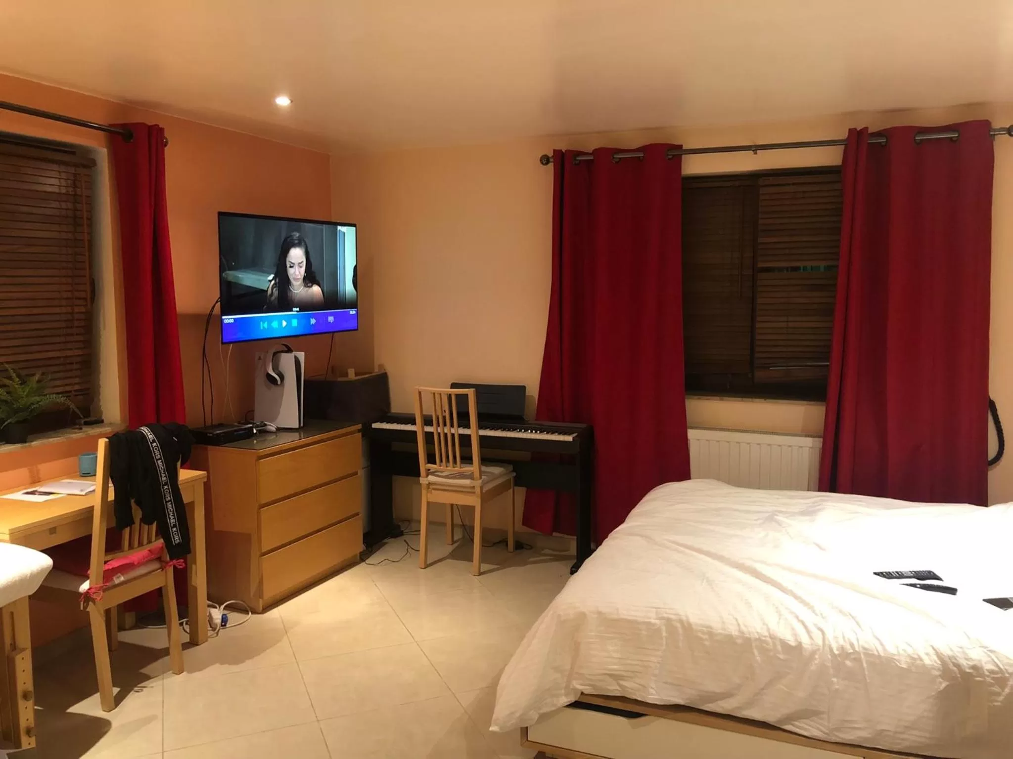 Photo of the whole room, Bed in Residence la Fraisiere